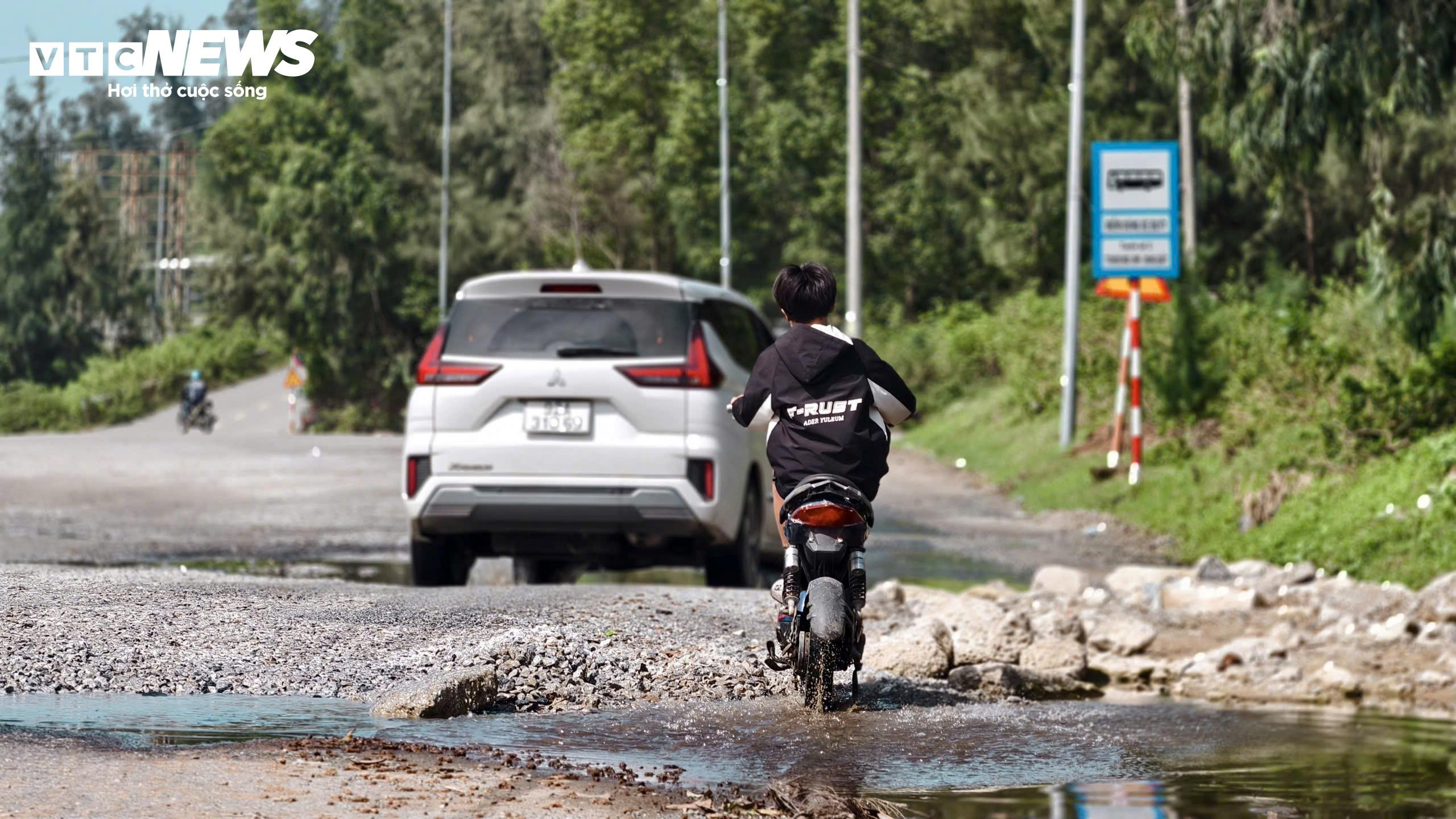 Ổ voi, ổ gà chi chít trên Quốc lộ 24C ở Khu kinh tế Dung Quất - 4