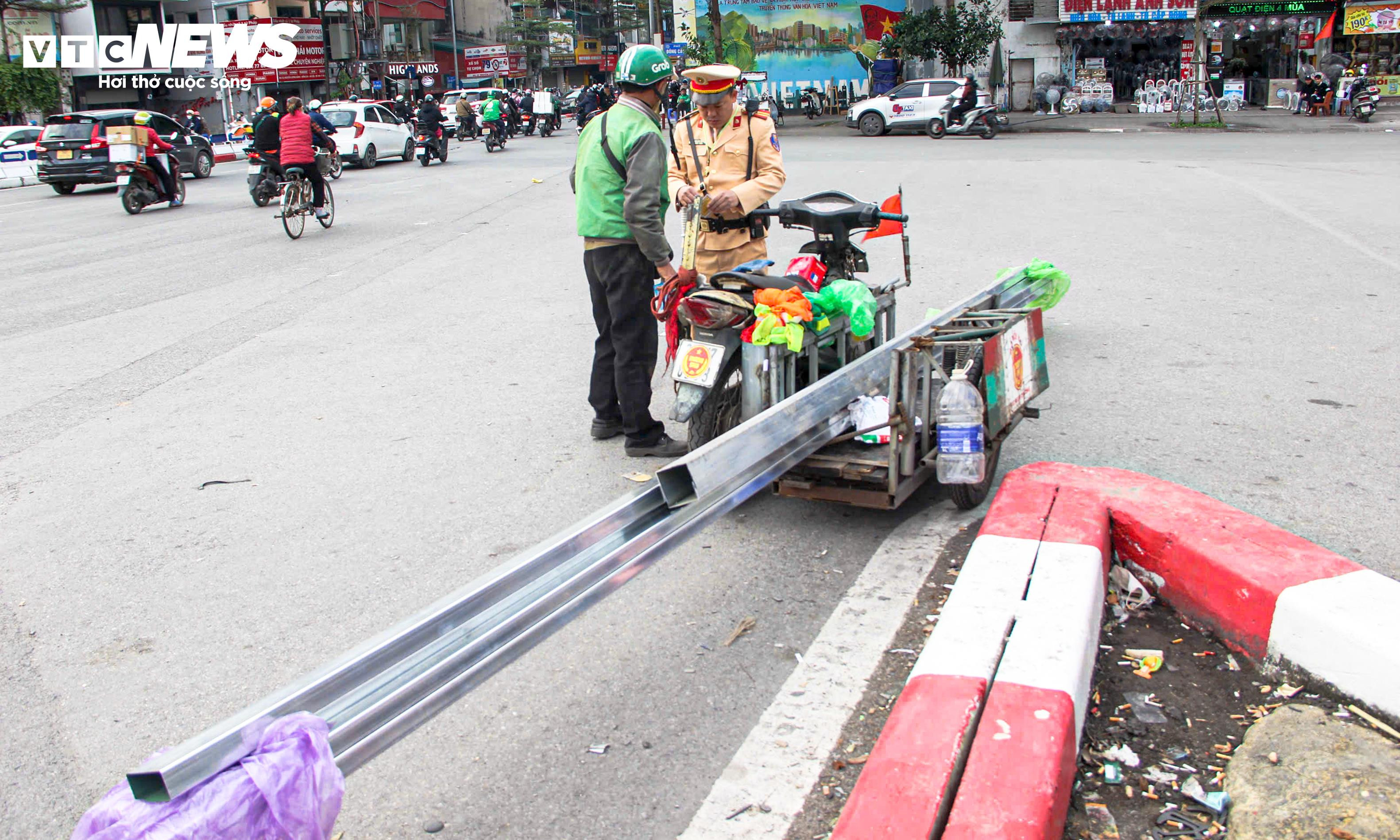 Chở thang che biển số xe, tài xế bị phạt 5 triệu đồng - 11