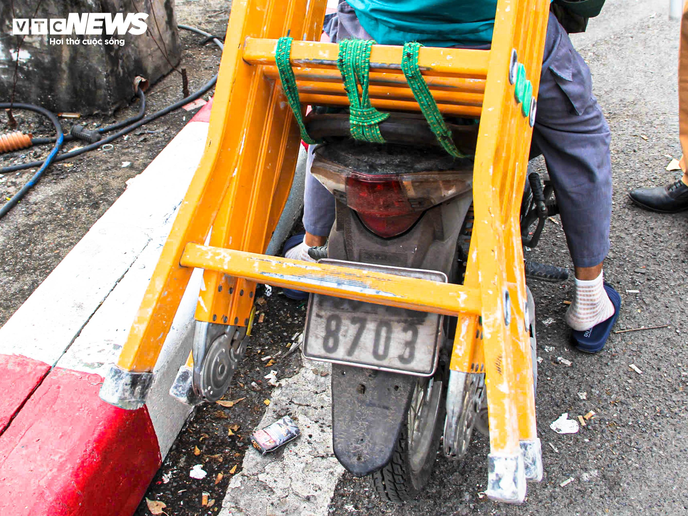 Chở thang che biển số xe, tài xế bị phạt 5 triệu đồng - 12