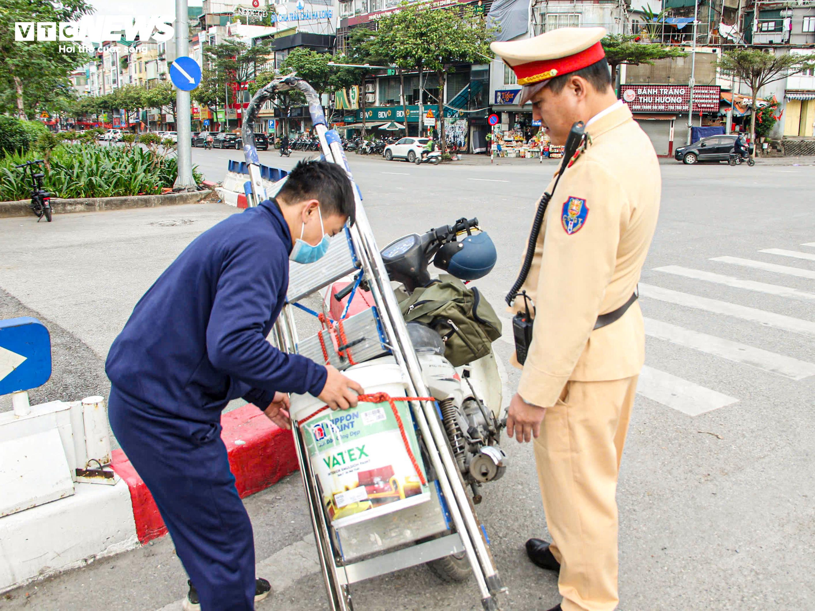 Chở thang che biển số xe, tài xế bị phạt 5 triệu đồng - 13