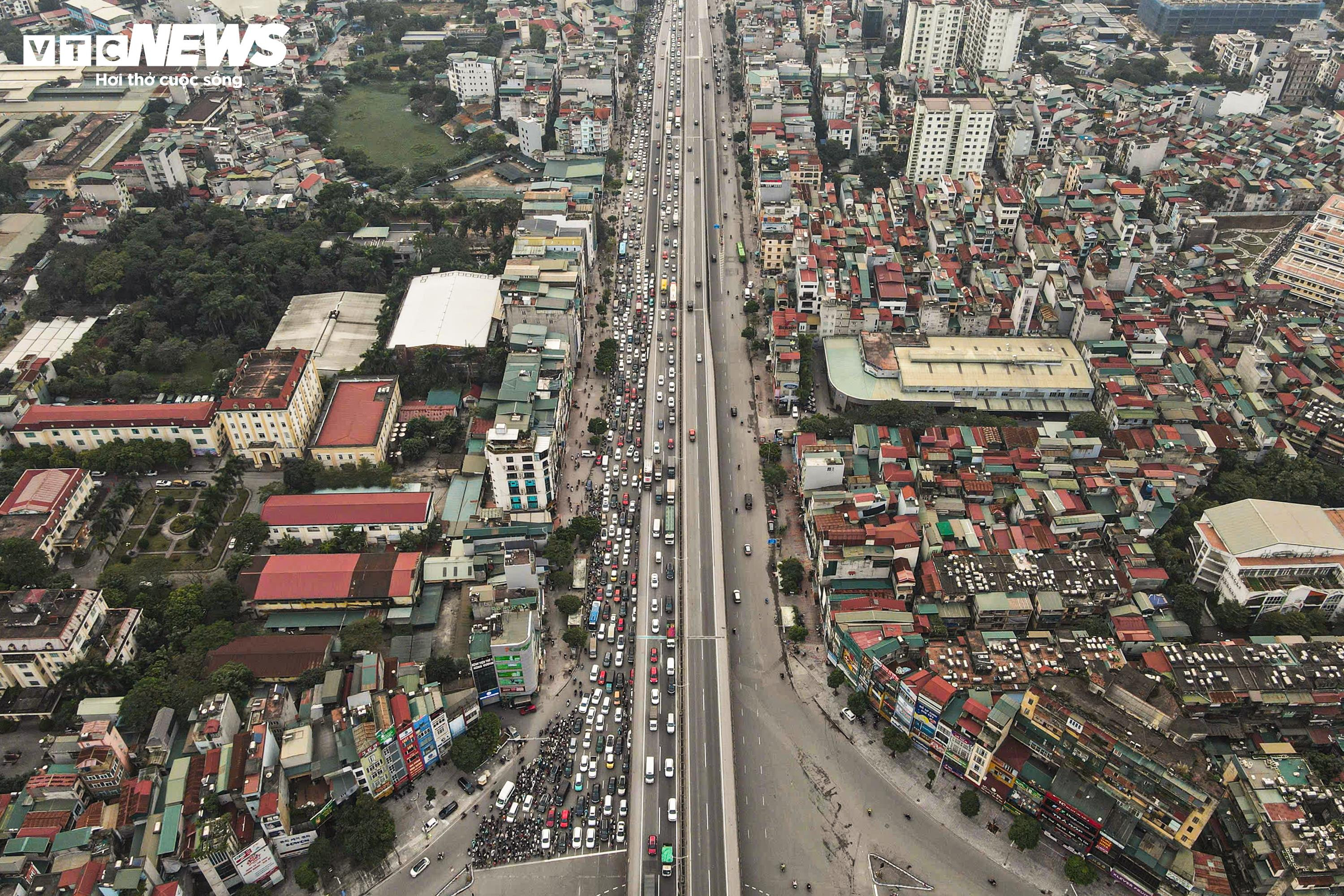 Chở thang che biển số xe, tài xế bị phạt 5 triệu đồng - 1