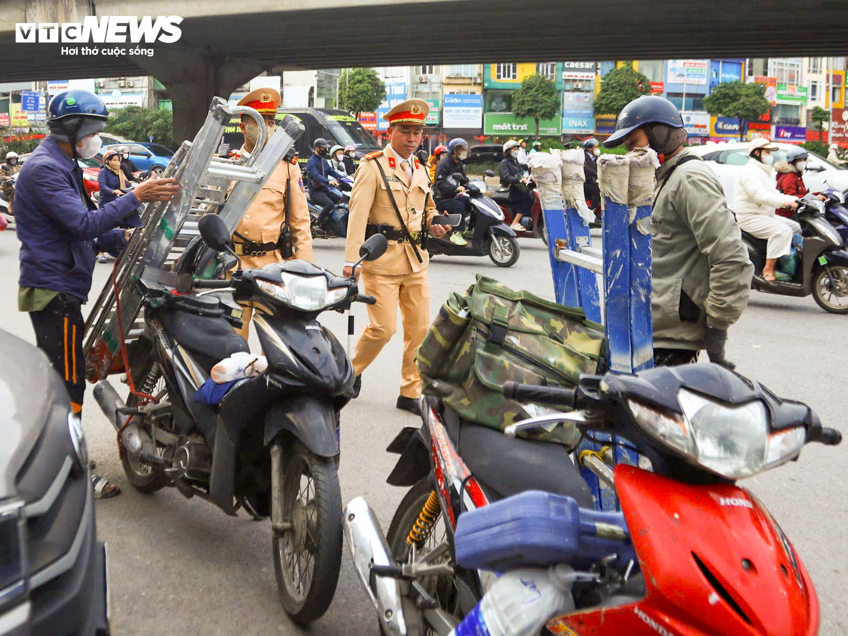 Chở thang che biển số xe, tài xế bị phạt 5 triệu đồng - 5