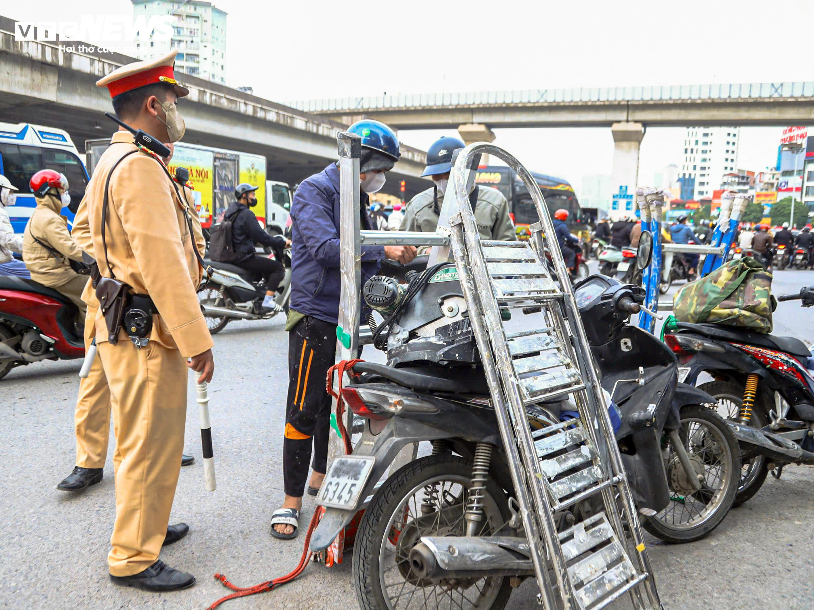 Chở thang che biển số xe, tài xế bị phạt 5 triệu đồng - 6