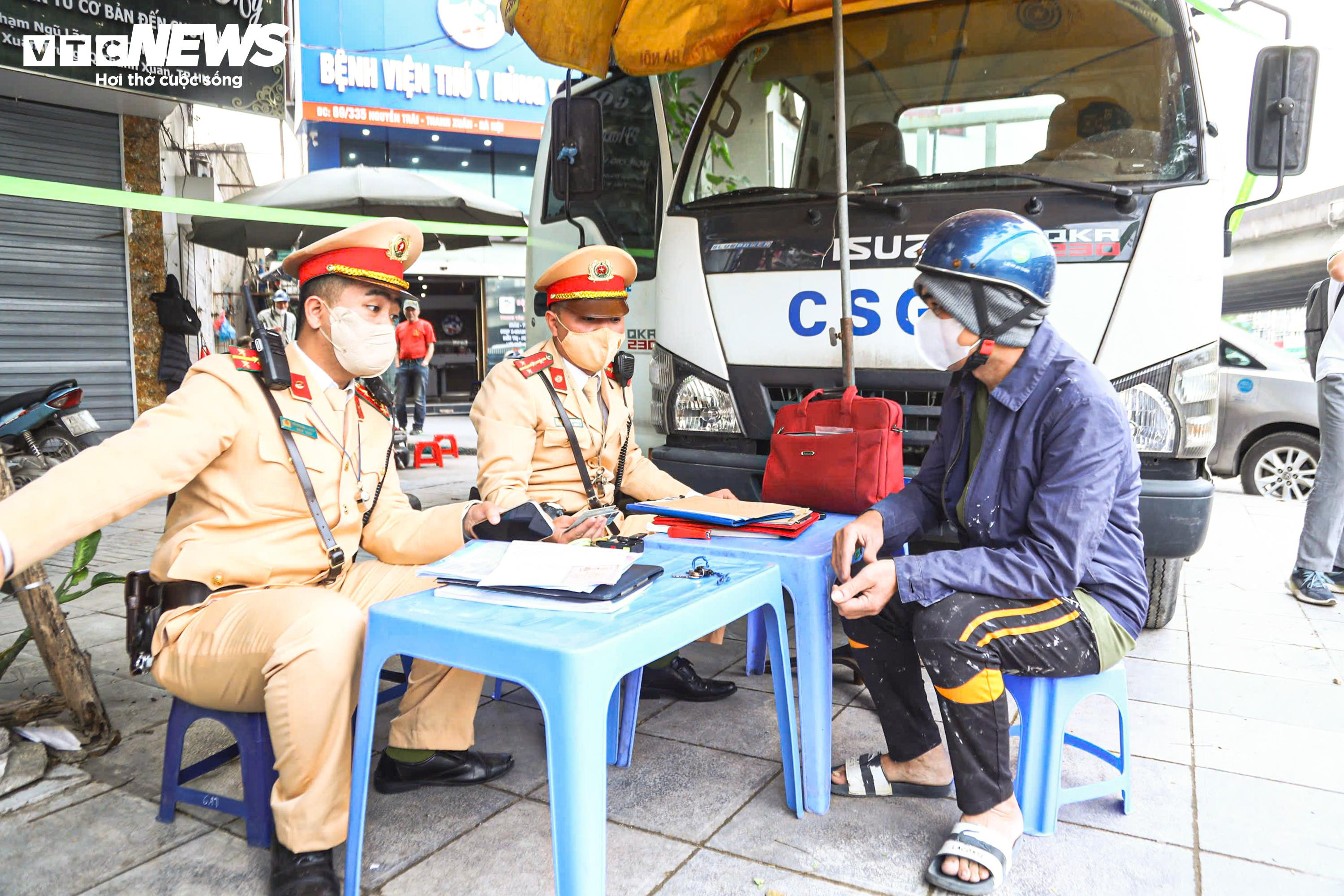 Chở thang che biển số xe, tài xế bị phạt 5 triệu đồng - 7