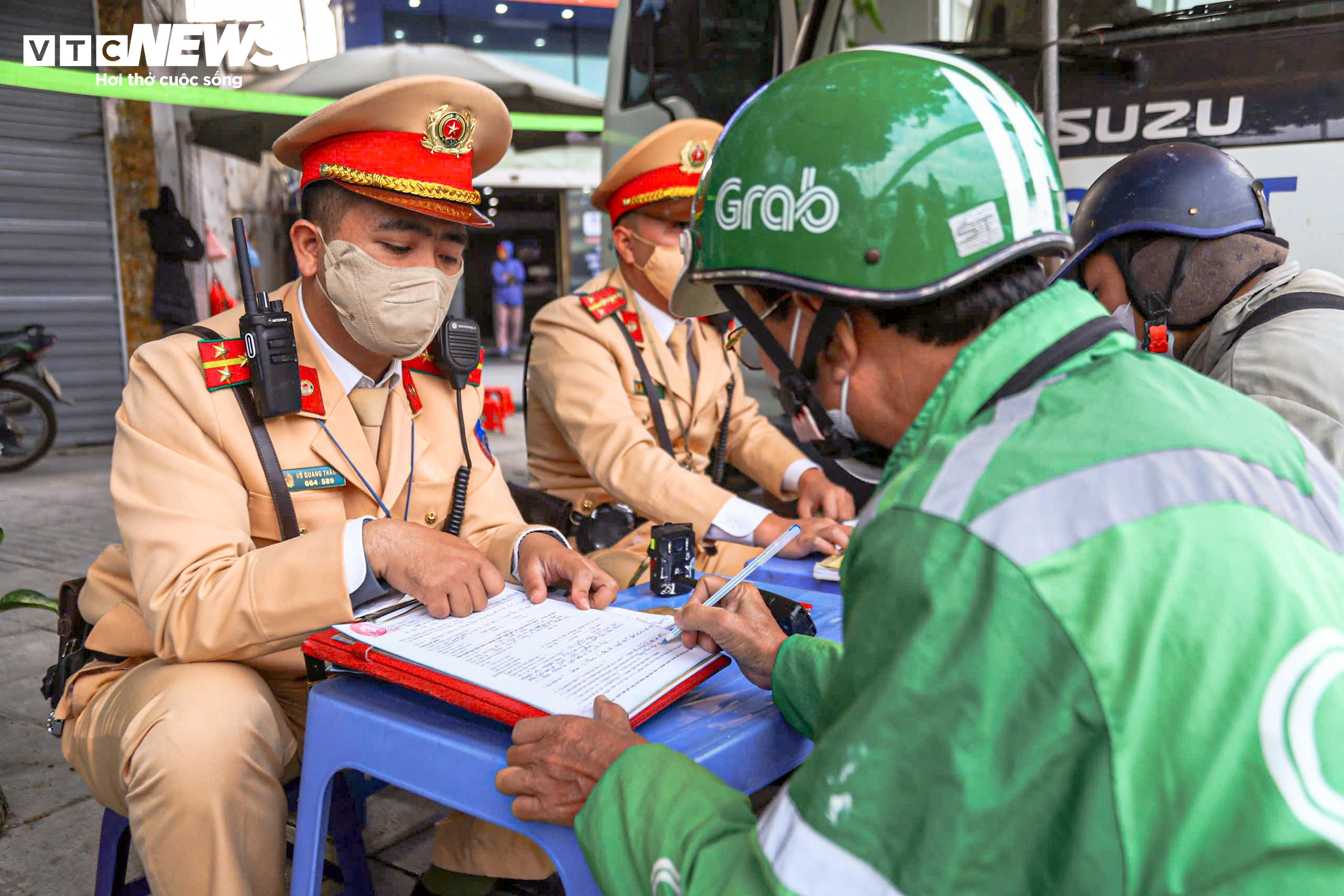 Chở thang che biển số xe, tài xế bị phạt 5 triệu đồng - 8