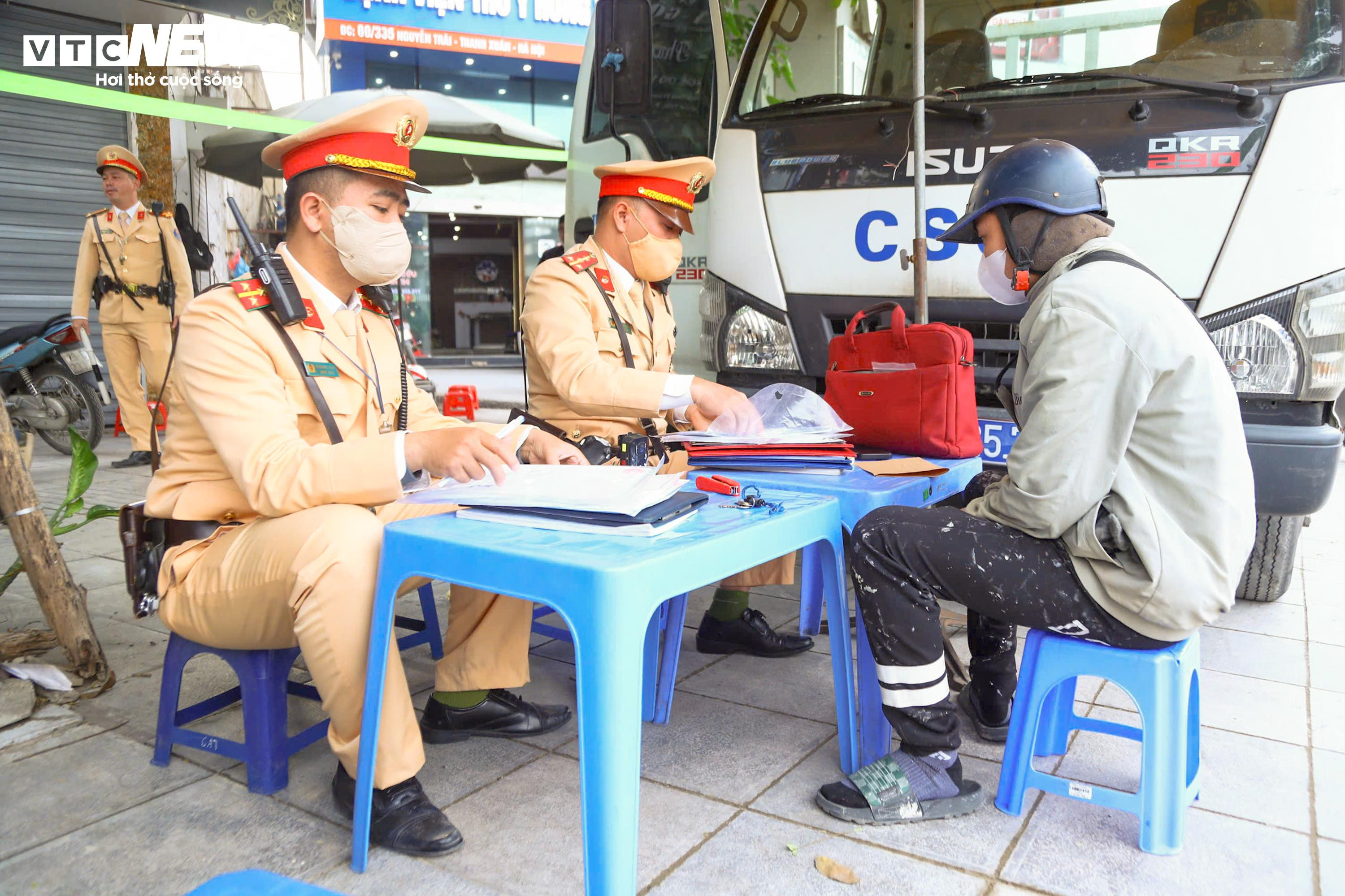 Chở thang che biển số xe, tài xế bị phạt 5 triệu đồng - 10