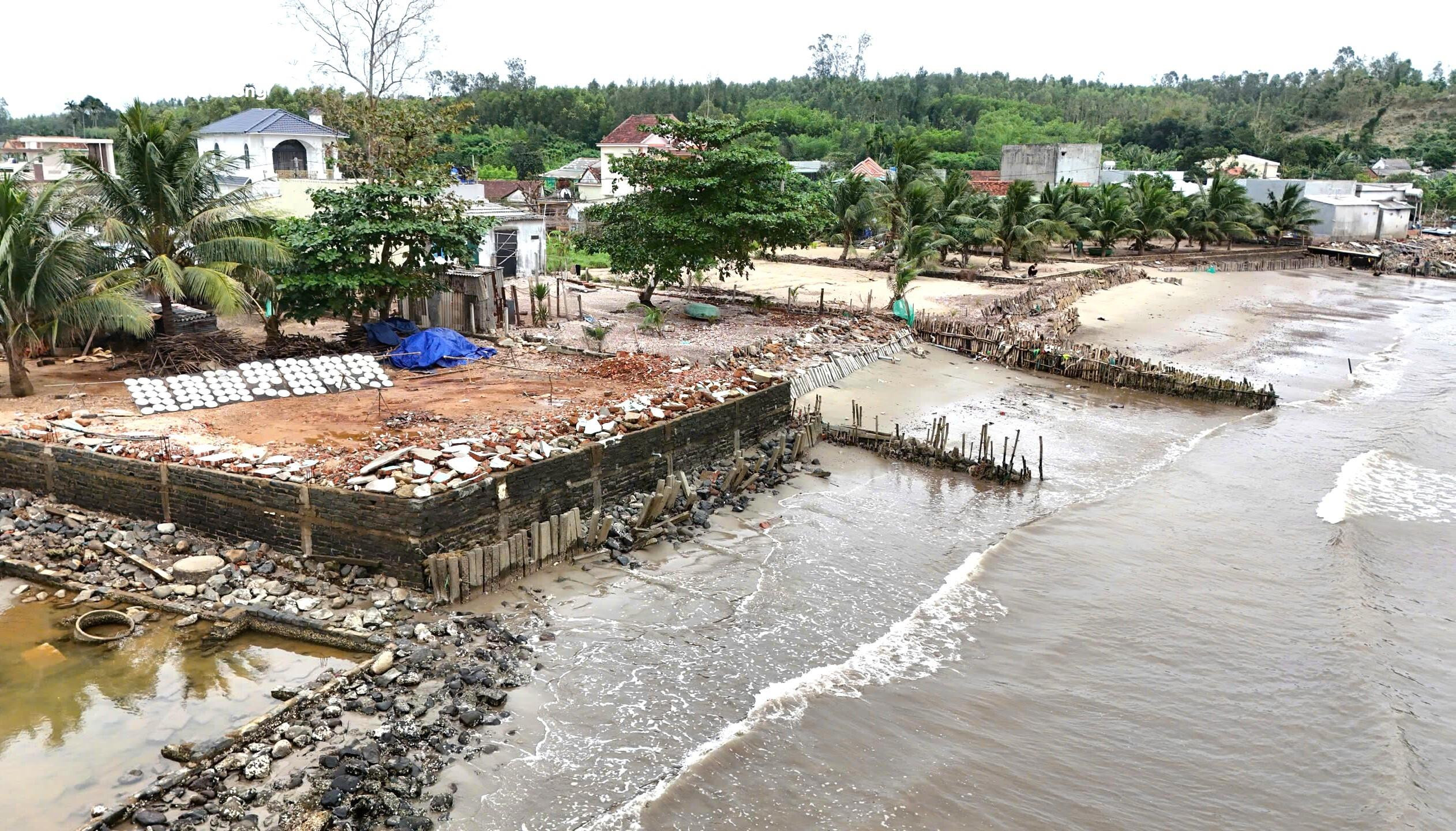مردم برای محافظت از زمین‌هایشان پول خرج ساخت دیوارهای ساحلی کردند، اما امواج سهمگین به ساحل رسیدند و همه چیز را ویران کردند - 5