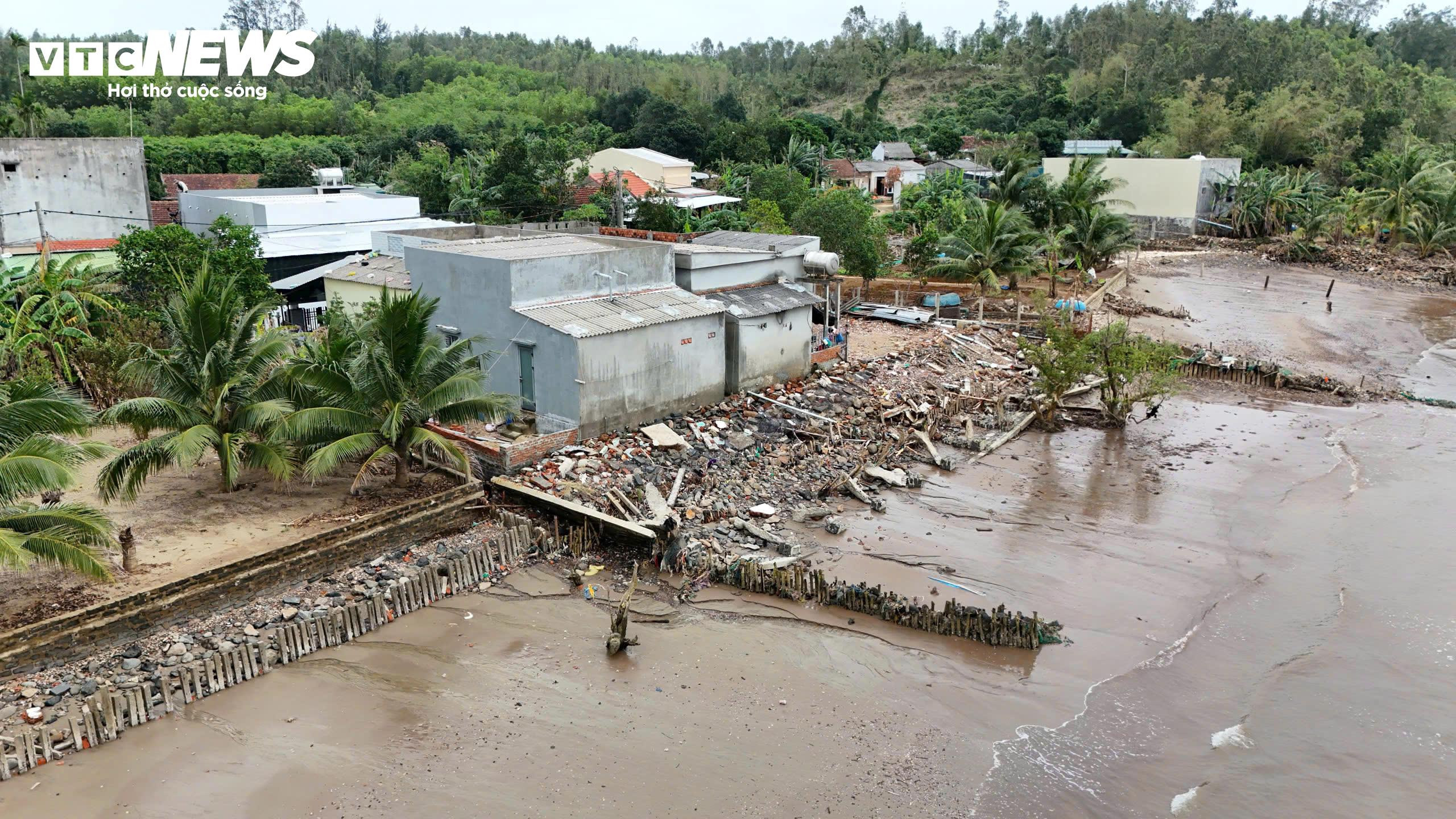 مردم برای محافظت از زمین‌هایشان پول خرج کردند تا دیوارهای ساحلی بسازند، اما امواج سهمگین آمدند و همه چیز را ویران کردند - 1
