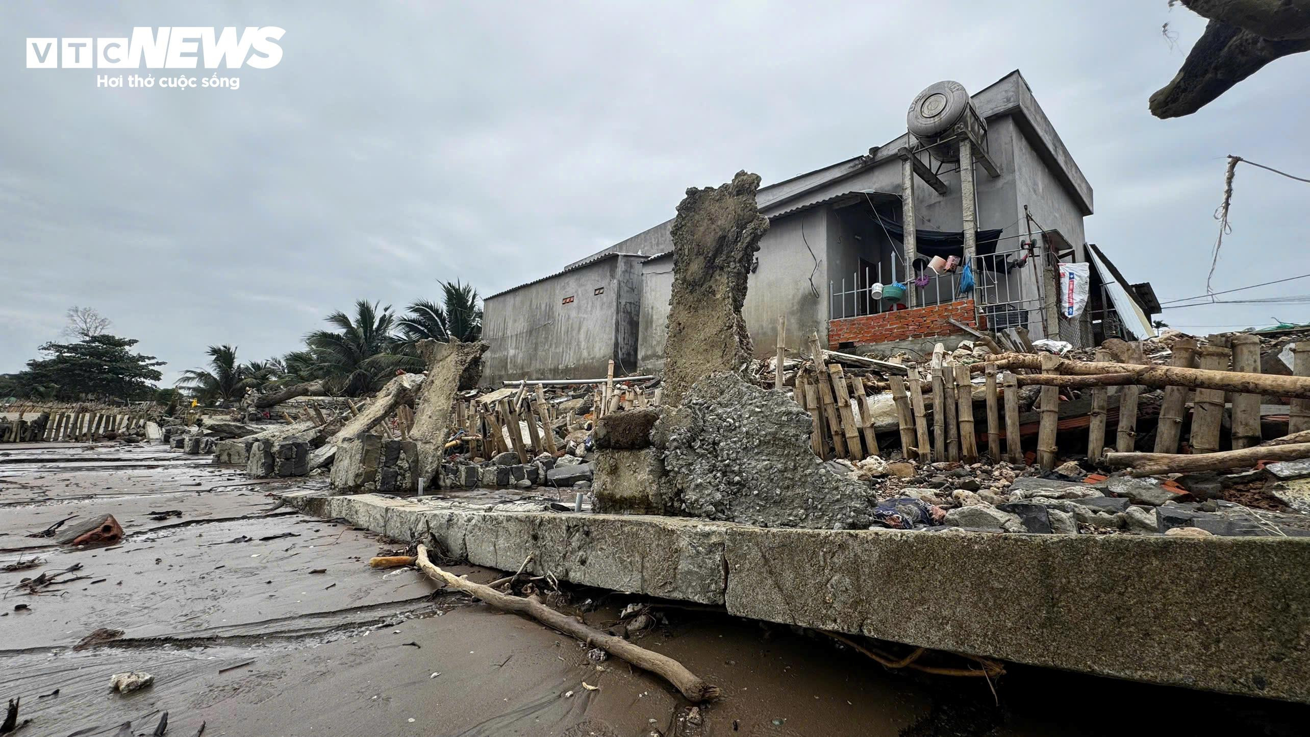 مردم برای محافظت از زمین‌هایشان پول خرج ساخت دیوارهای ساحلی کردند، اما امواج سهمگین به ساحل رسیدند و همه چیز را ویران کردند - 7
