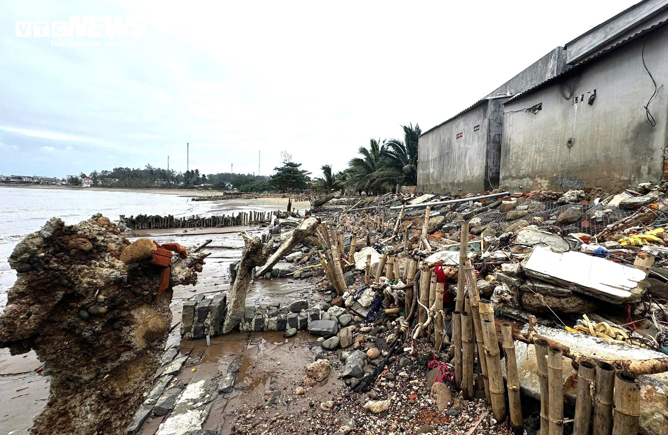 مردم برای محافظت از زمین‌هایشان پول خرج کردند تا دیوارهای ساحلی بسازند، اما امواج سهمگین آمدند و همه چیز را ویران کردند - 3