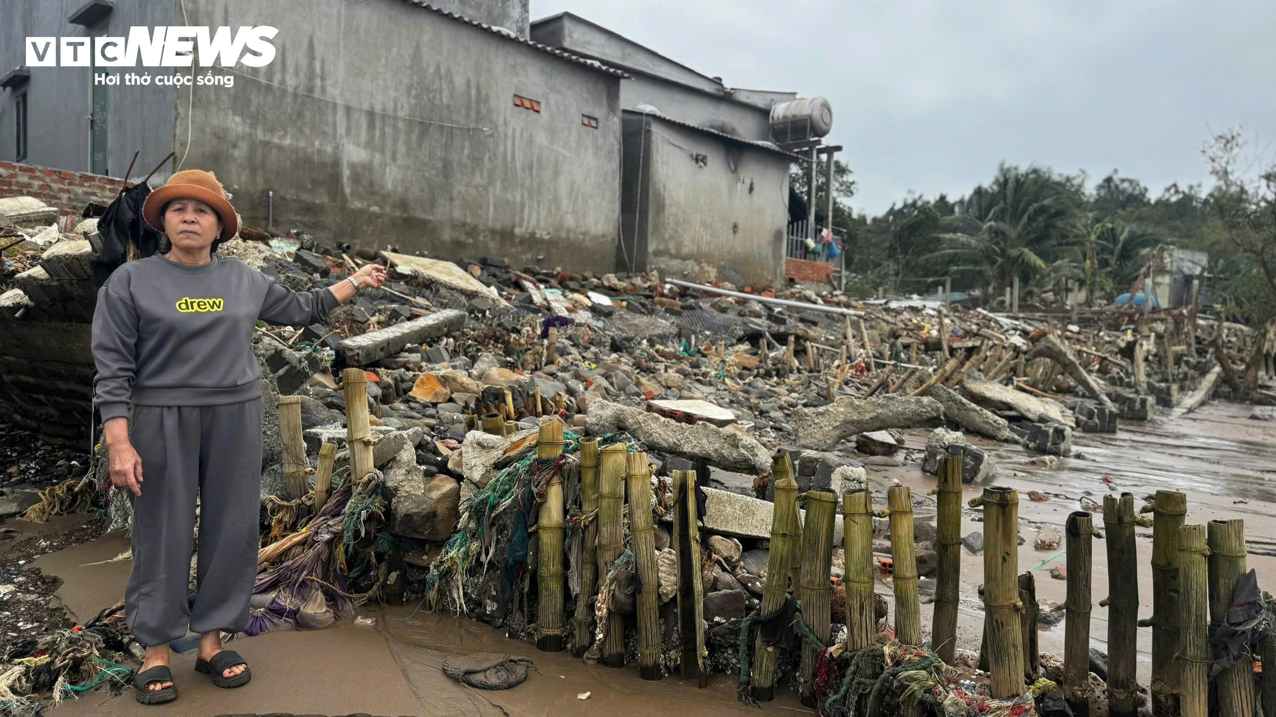مردم برای محافظت از زمین‌هایشان پول خرج کردند تا دیوارهای ساحلی بسازند، اما امواج سهمگین آمدند و همه چیز را ویران کردند - 4