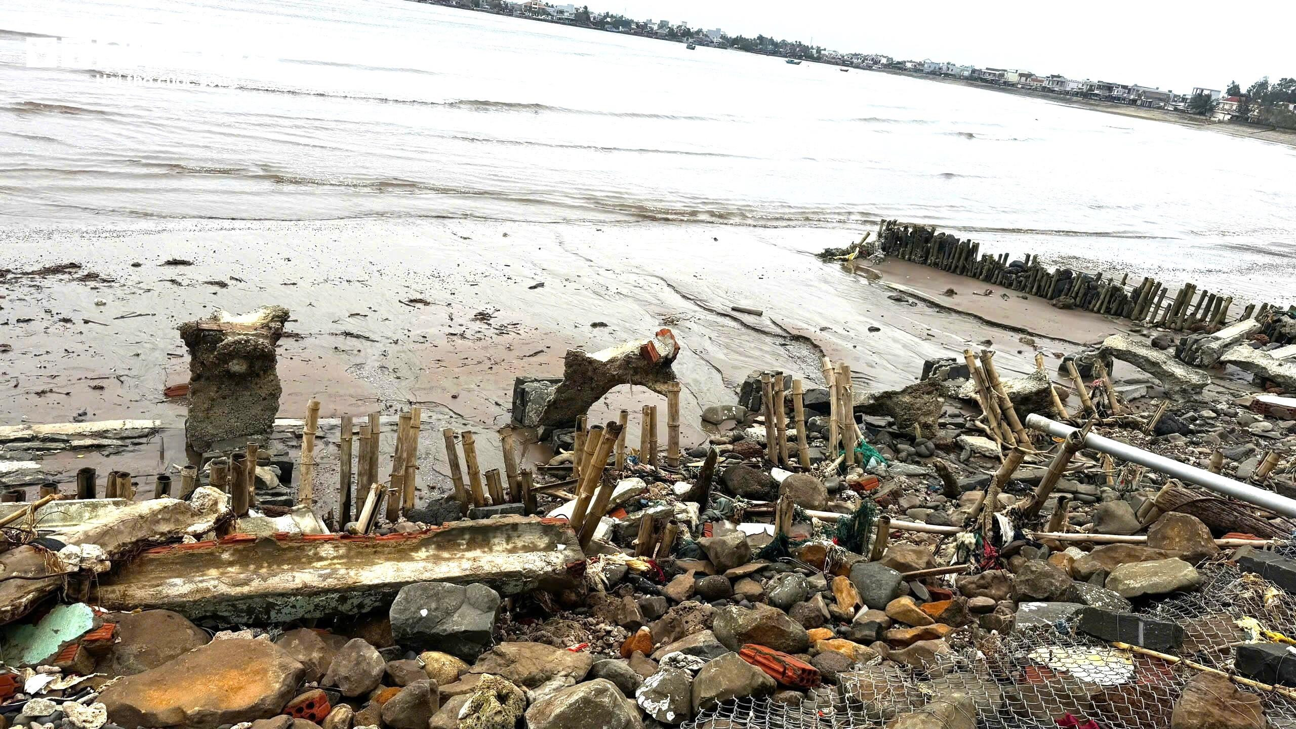 مردم برای محافظت از زمین‌هایشان پول خرج کردند تا دیوارهای ساحلی بسازند، اما امواج سهمگین آمدند و همه چیز را ویران کردند - 2