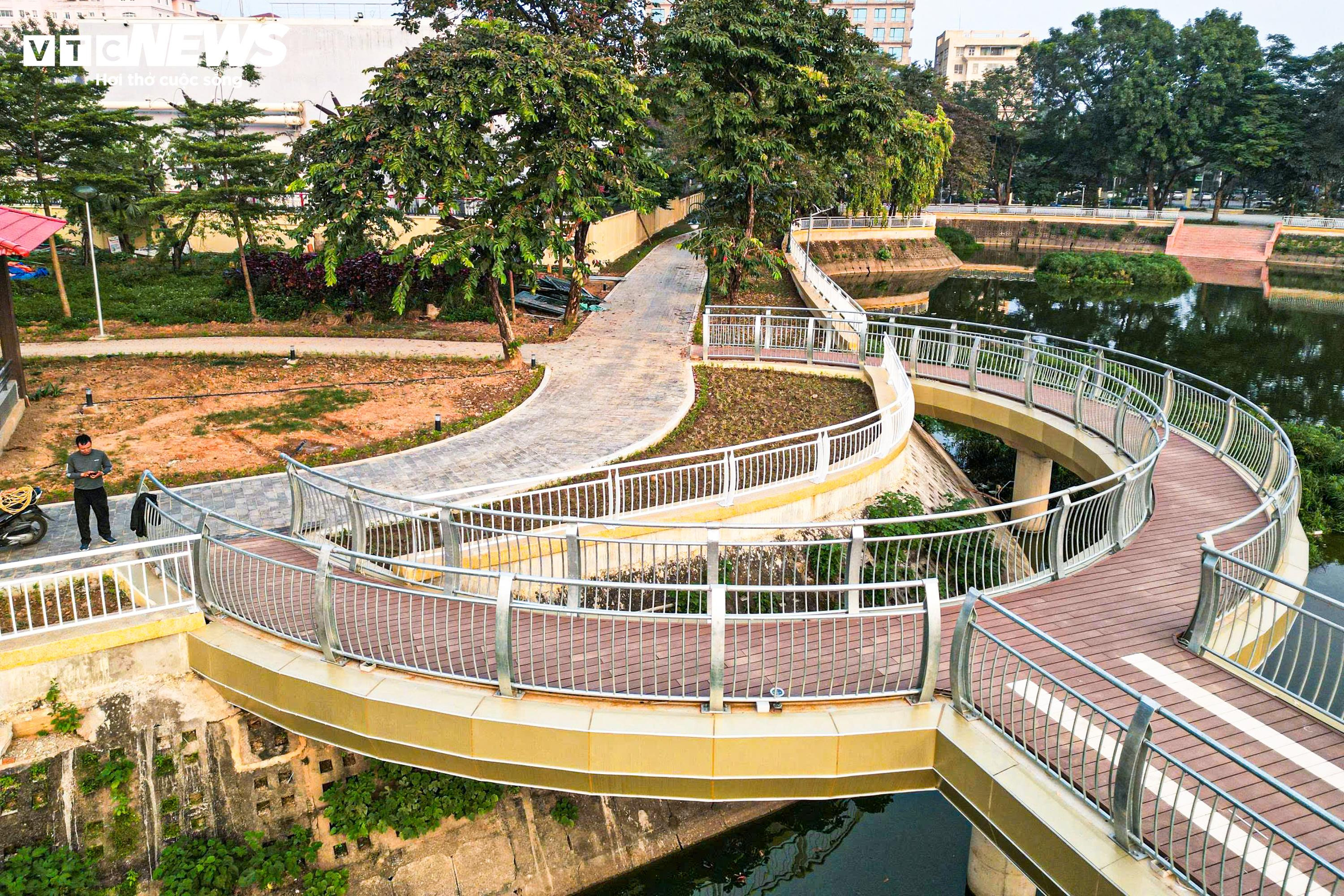 Chiêm ngưỡng cầu đi bộ hình cây đàn trong công viên trung tâm Hà Nội- Ảnh 9.