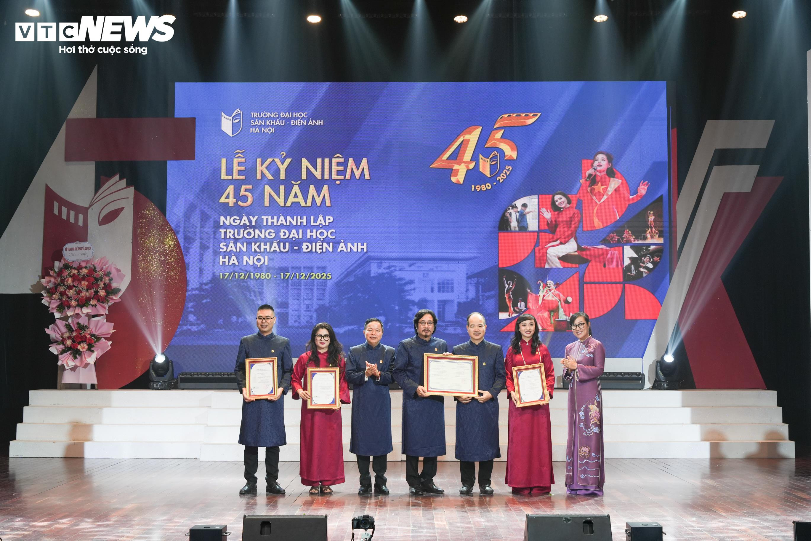 Từ những lớp học đơn sơ đến 45 năm khẳng định vị thế đào tạo nghệ thuật - 9