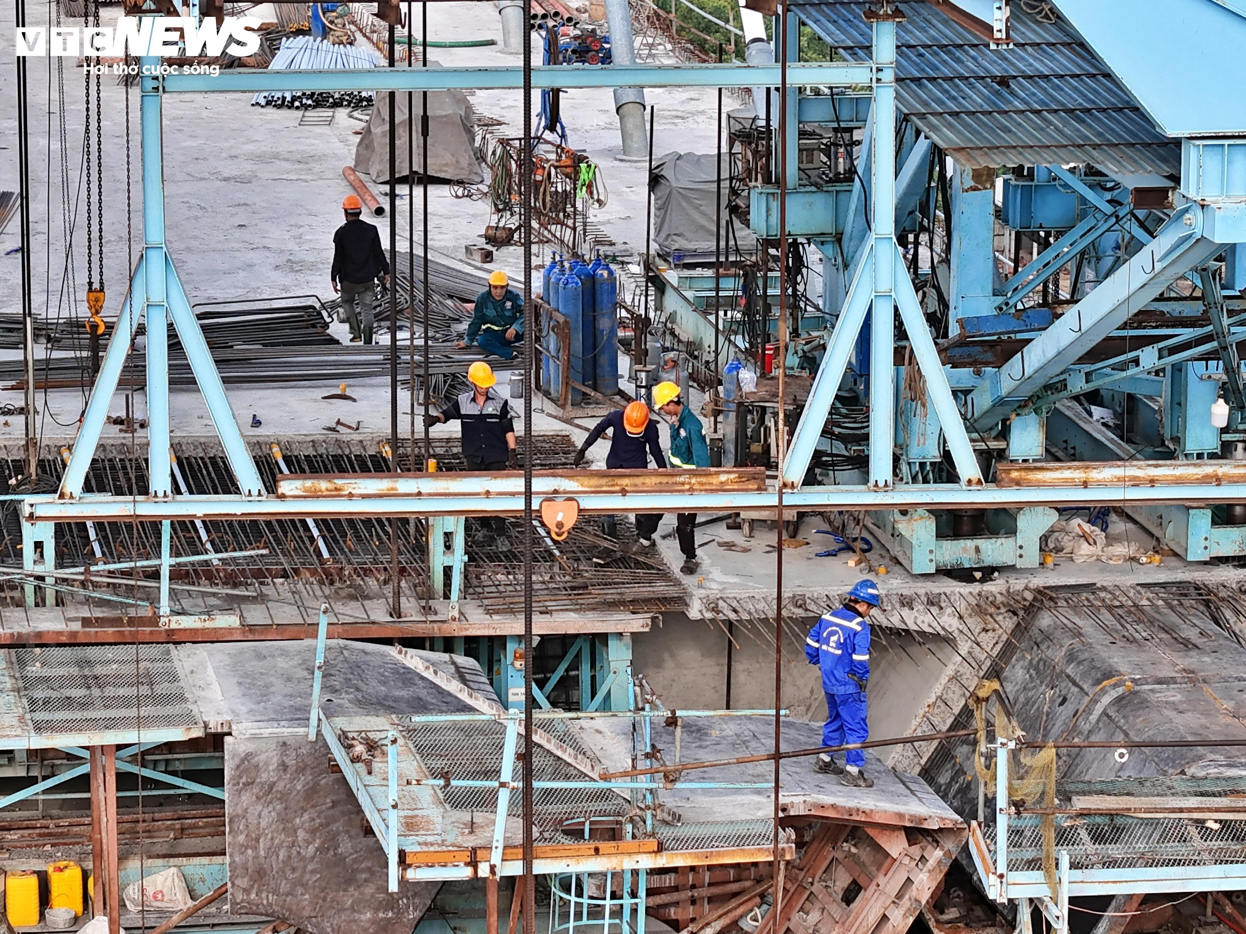 The final bottleneck on the Ben Luc - Long Thanh expressway accelerates towards completion - 9