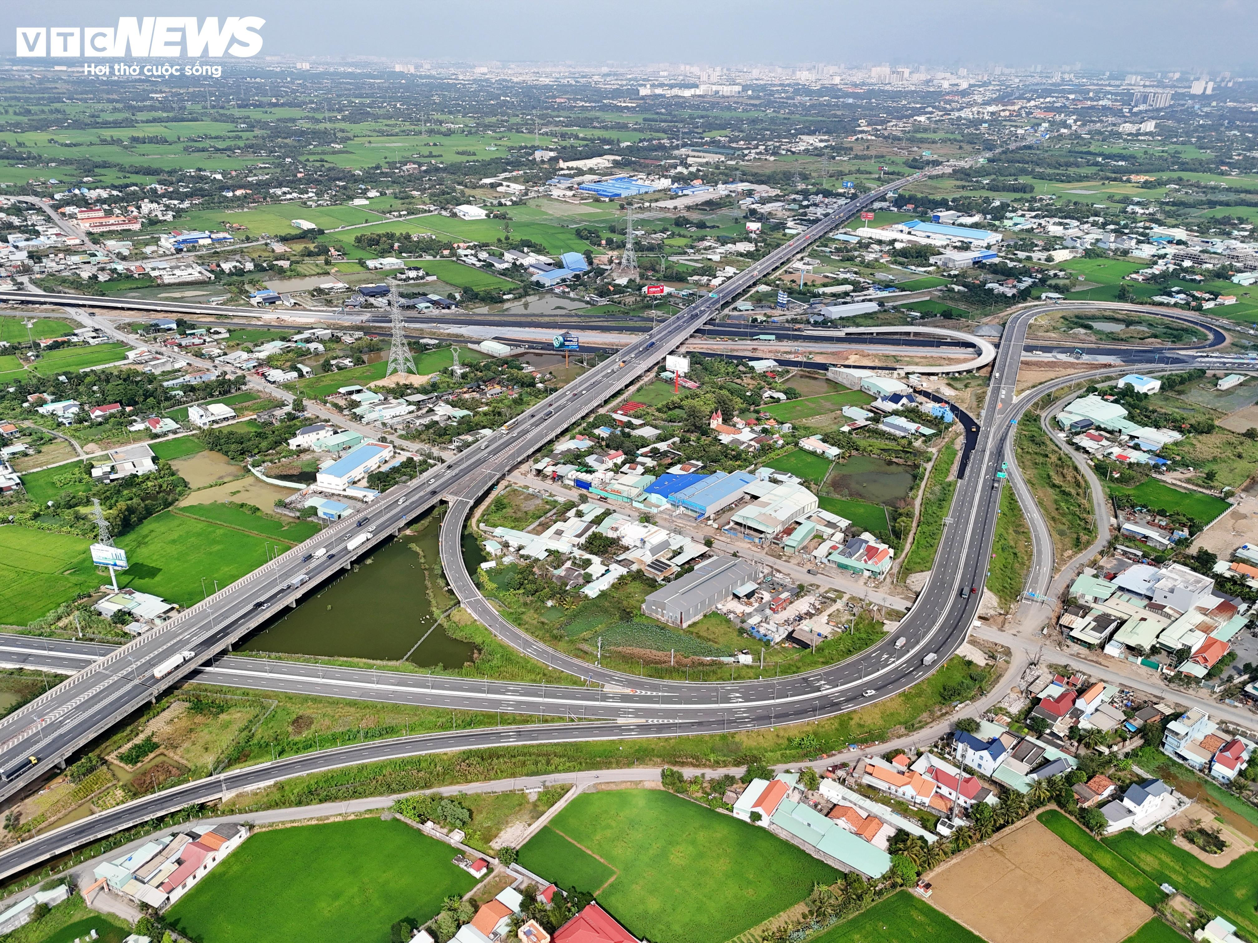 Cận cảnh siêu nút giao nối 3 cao tốc qua TP.HCM trước ngày thông xe kỹ thuật - 10