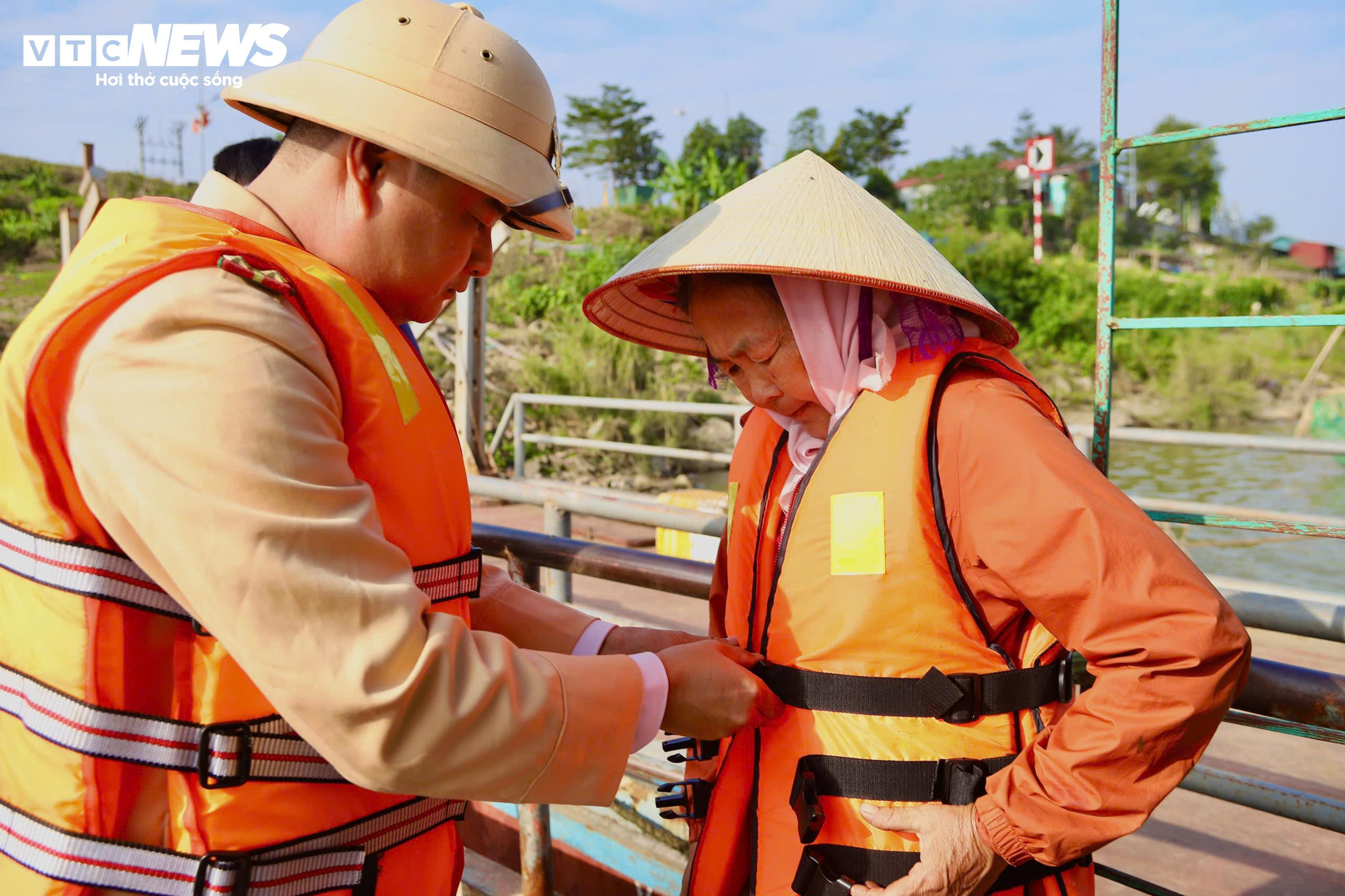 CSGT điều tiết tàu thuyền qua khu vực thi công 3 cây cầu vượt sông Hồng - 10