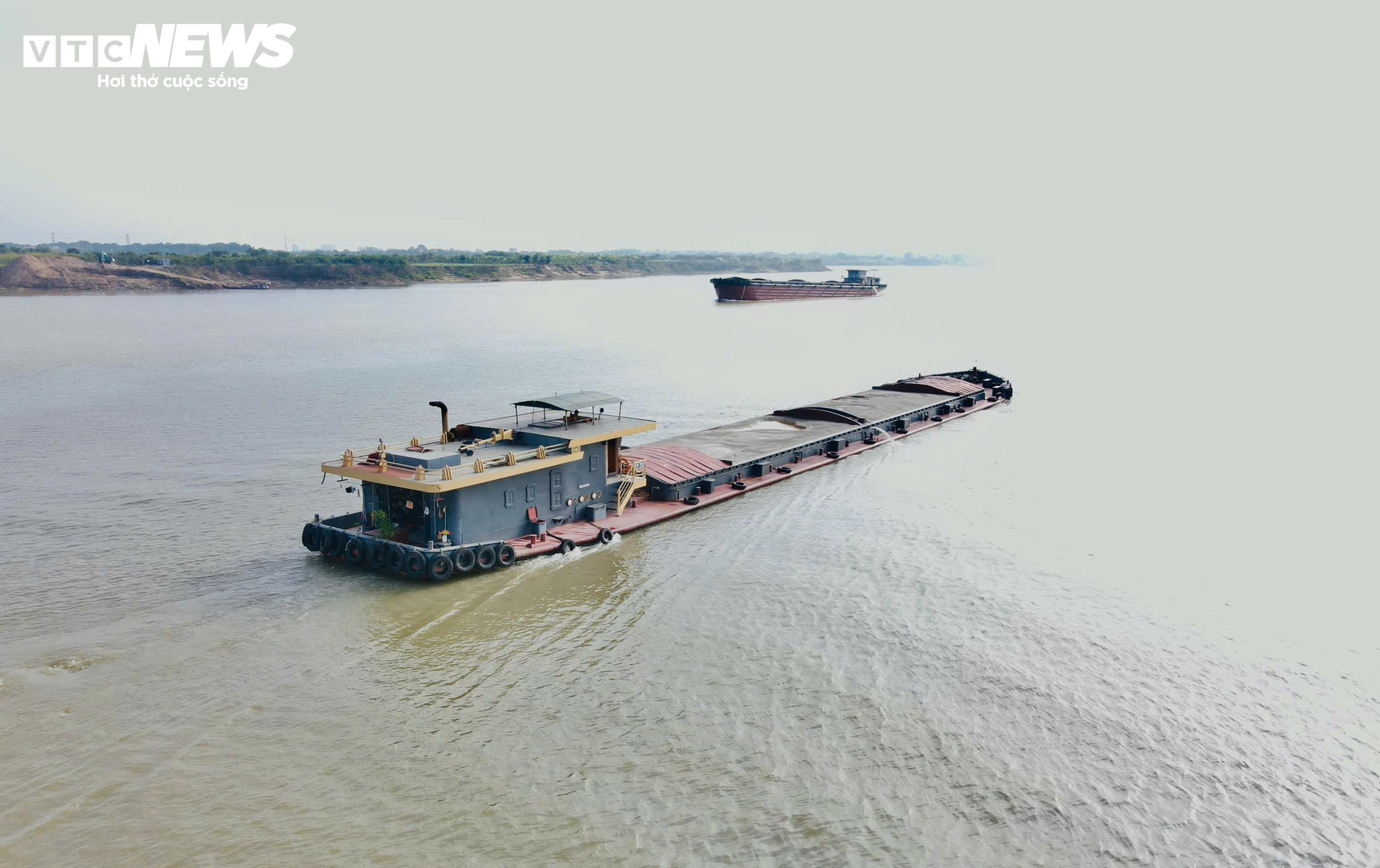 CSGT điều tiết tàu thuyền qua khu vực thi công 3 cây cầu vượt sông Hồng - 1