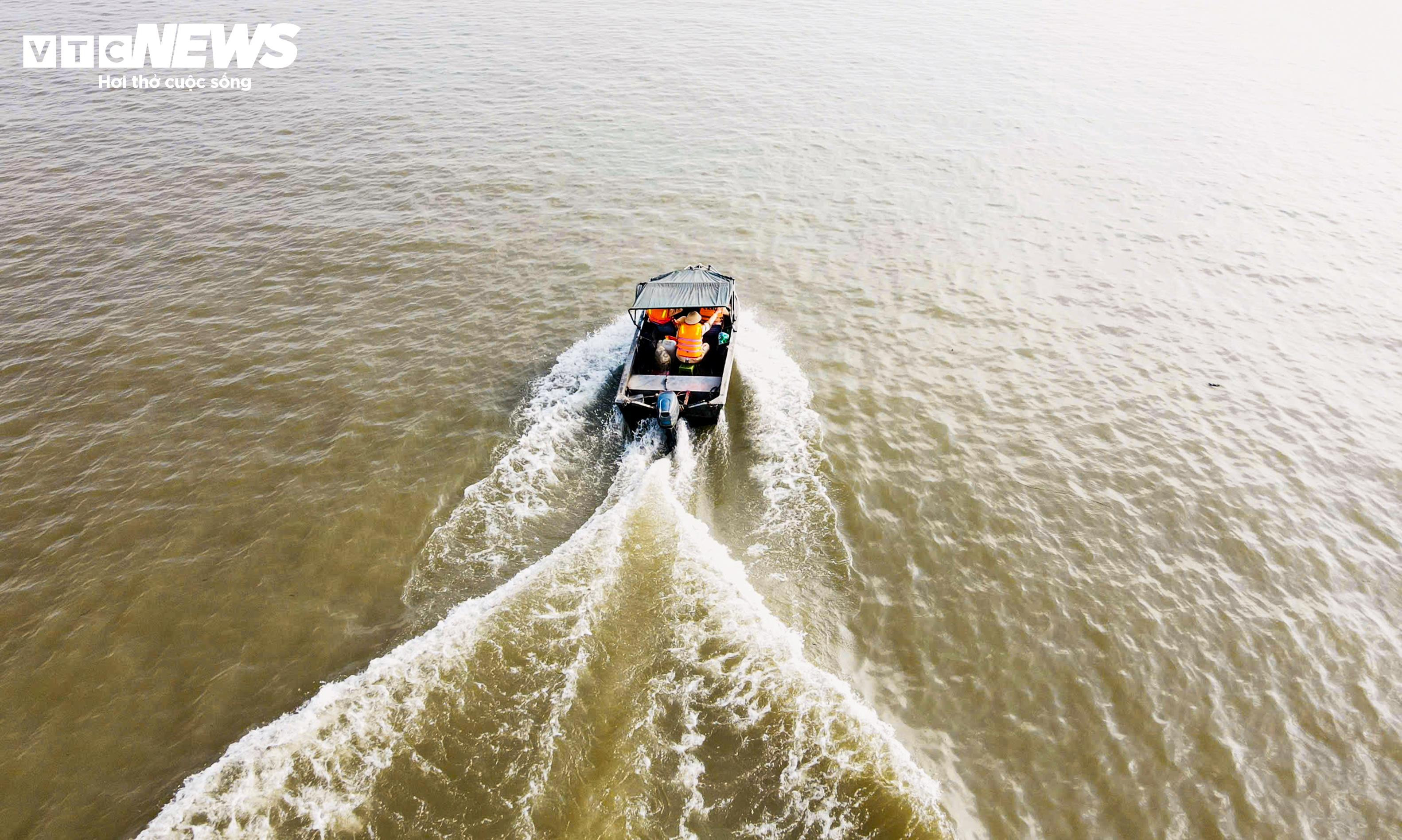 CSGT điều tiết tàu thuyền qua khu vực thi công 3 cây cầu vượt sông Hồng - 3