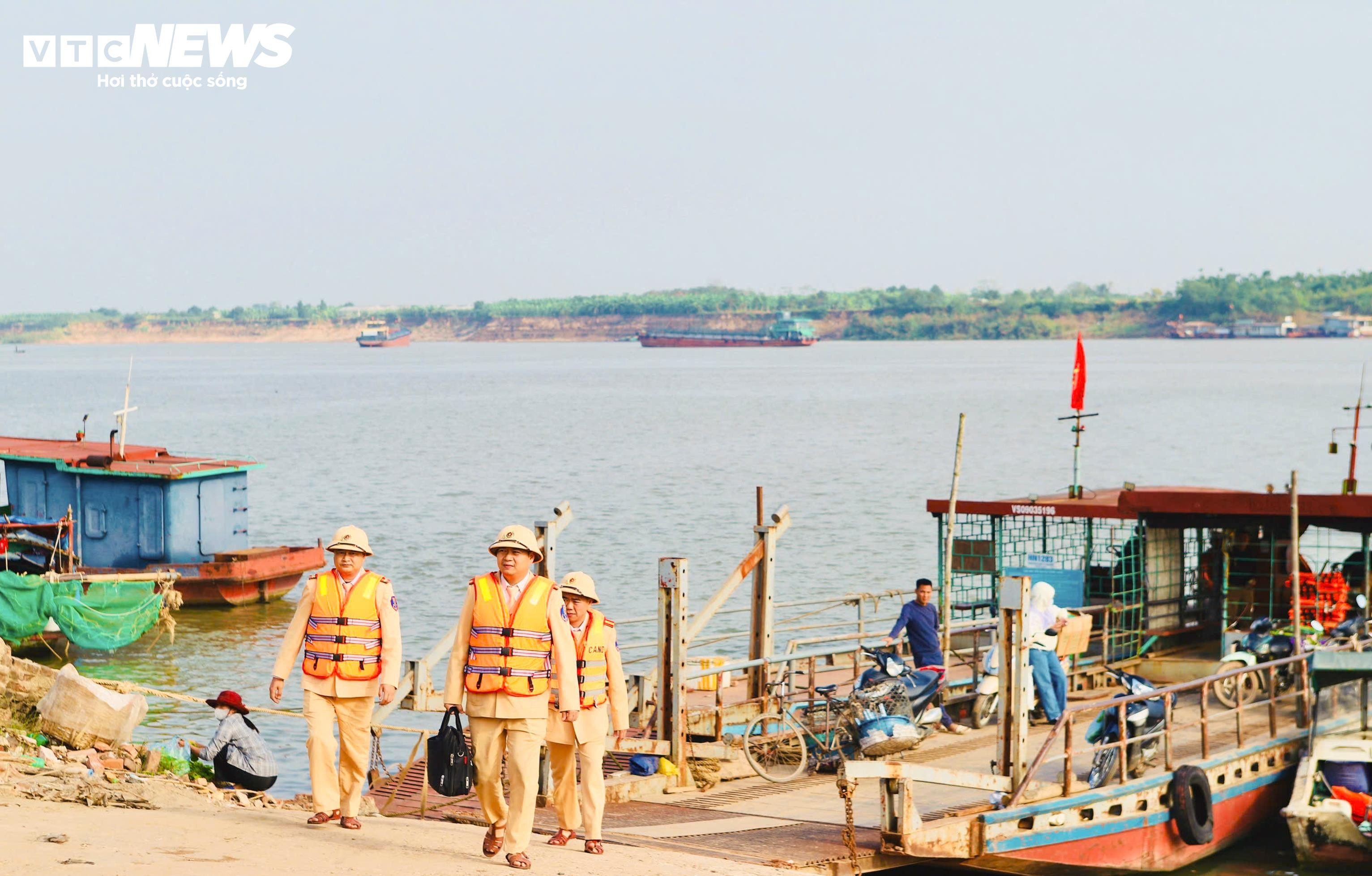 CSGT điều tiết tàu thuyền qua khu vực thi công 3 cây cầu vượt sông Hồng - 2