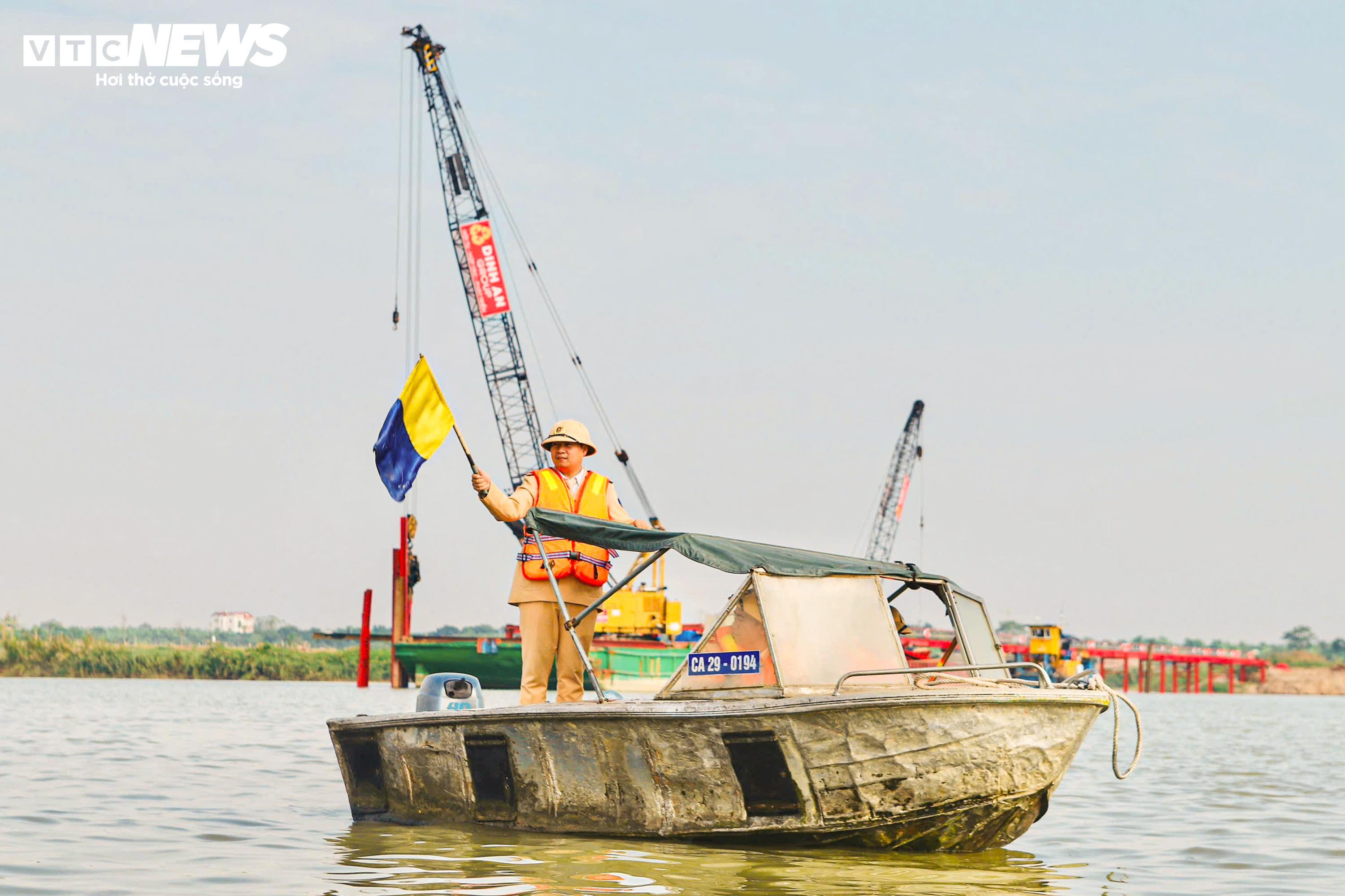 CSGT điều tiết tàu thuyền qua khu vực thi công 3 cây cầu vượt sông Hồng - 4