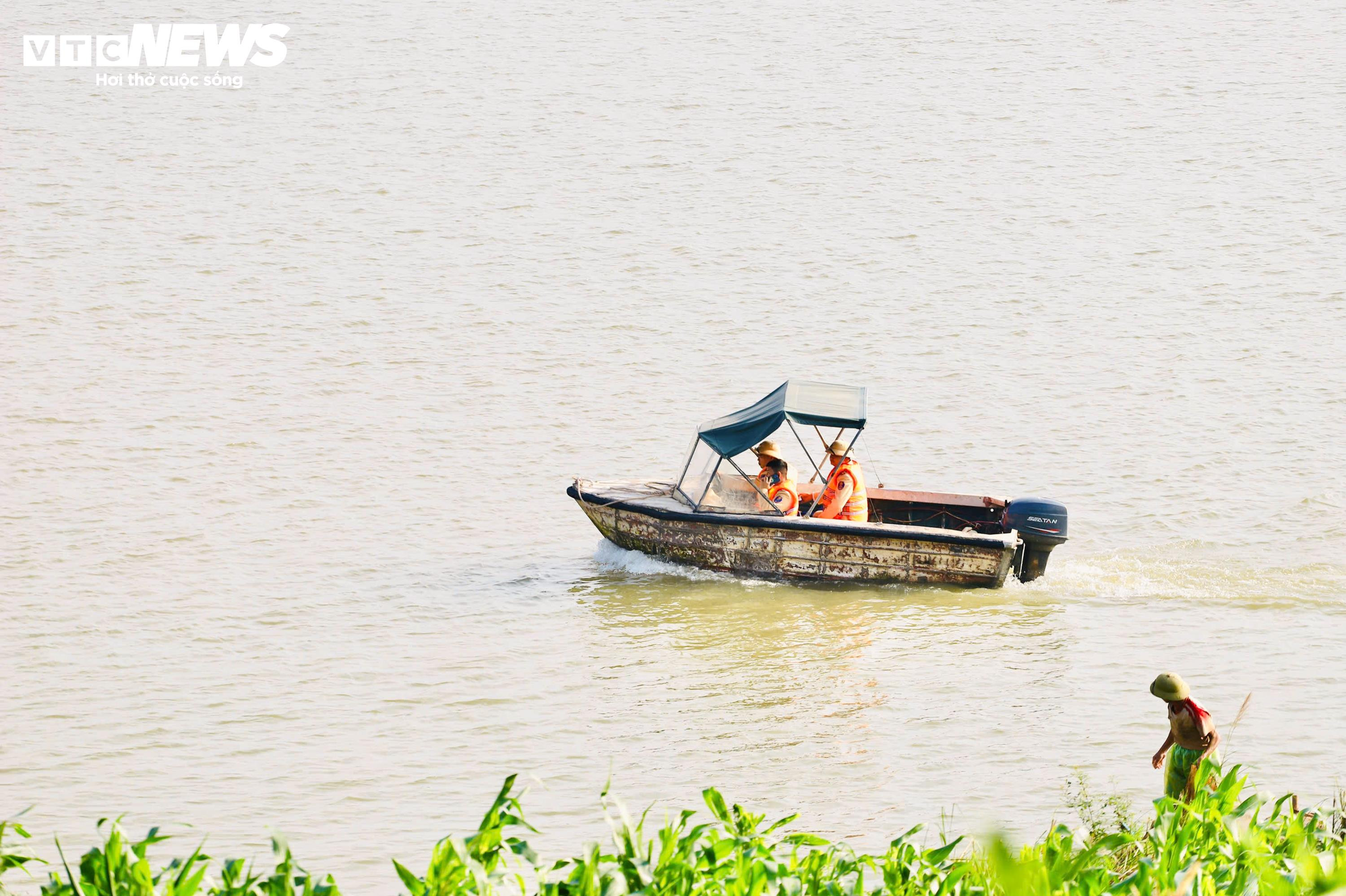 CSGT điều tiết tàu thuyền qua khu vực thi công 3 cây cầu vượt sông Hồng - 5