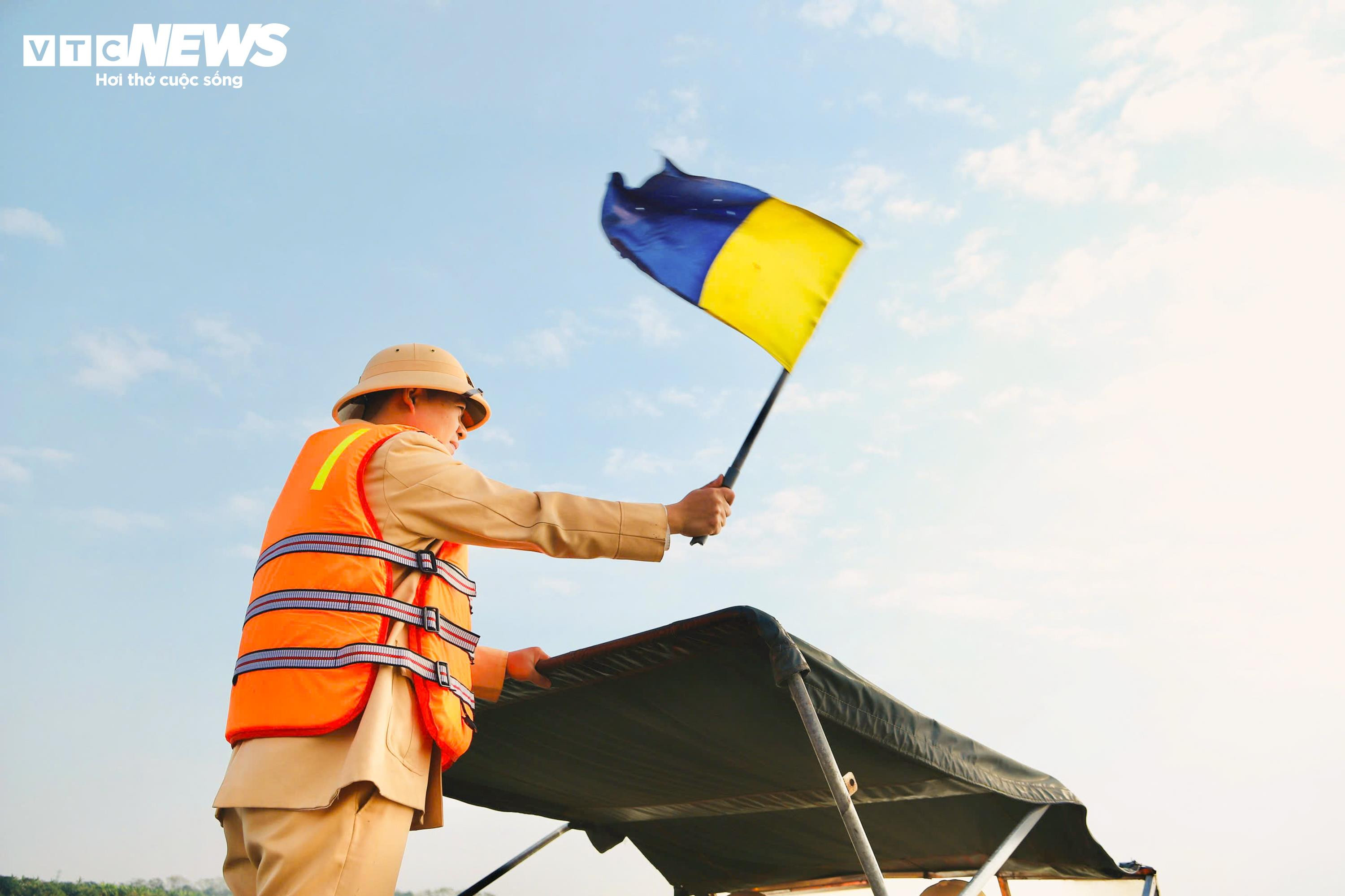 CSGT điều tiết tàu thuyền qua khu vực thi công 3 cây cầu vượt sông Hồng - 6