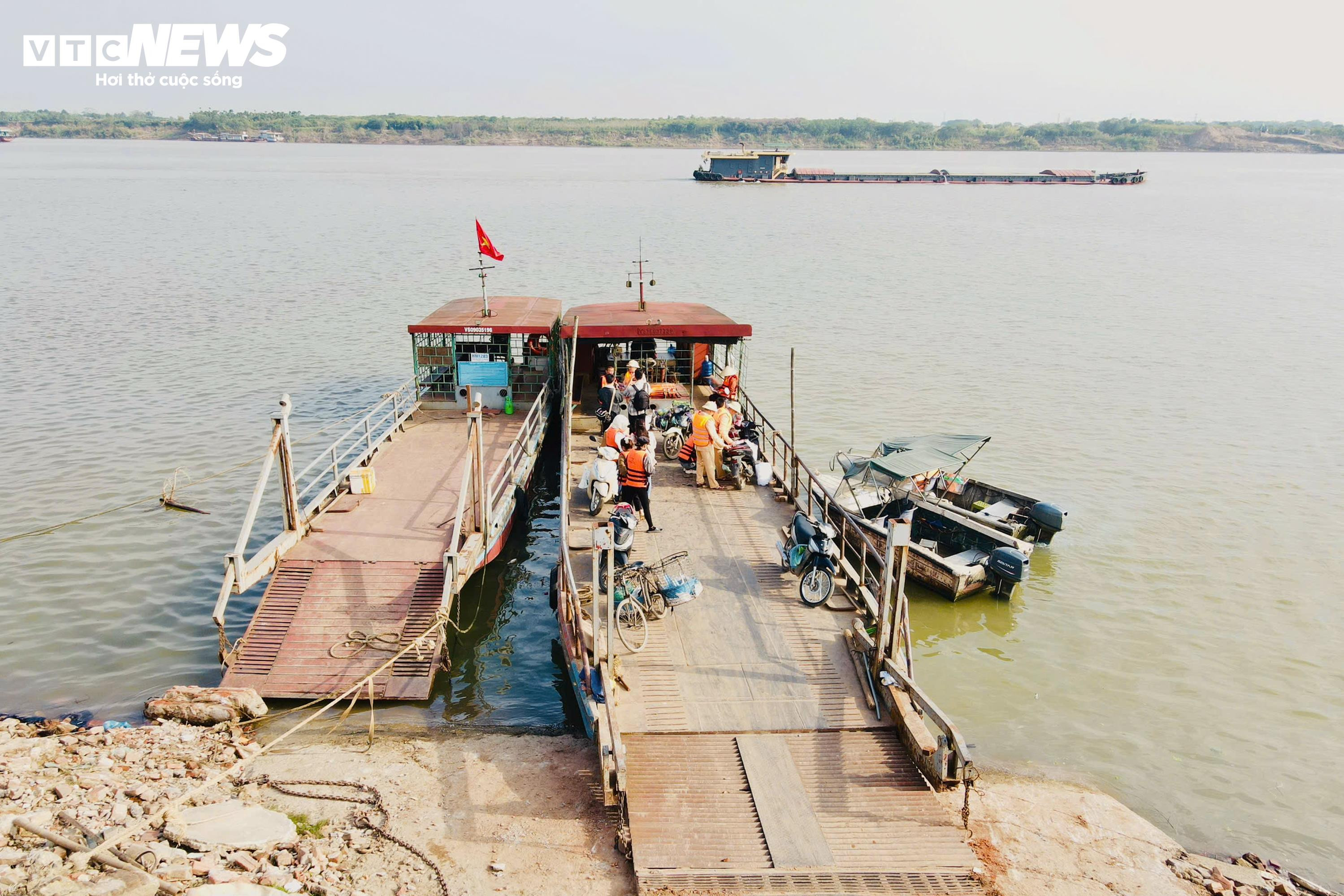 CSGT điều tiết tàu thuyền qua khu vực thi công 3 cây cầu vượt sông Hồng - 7