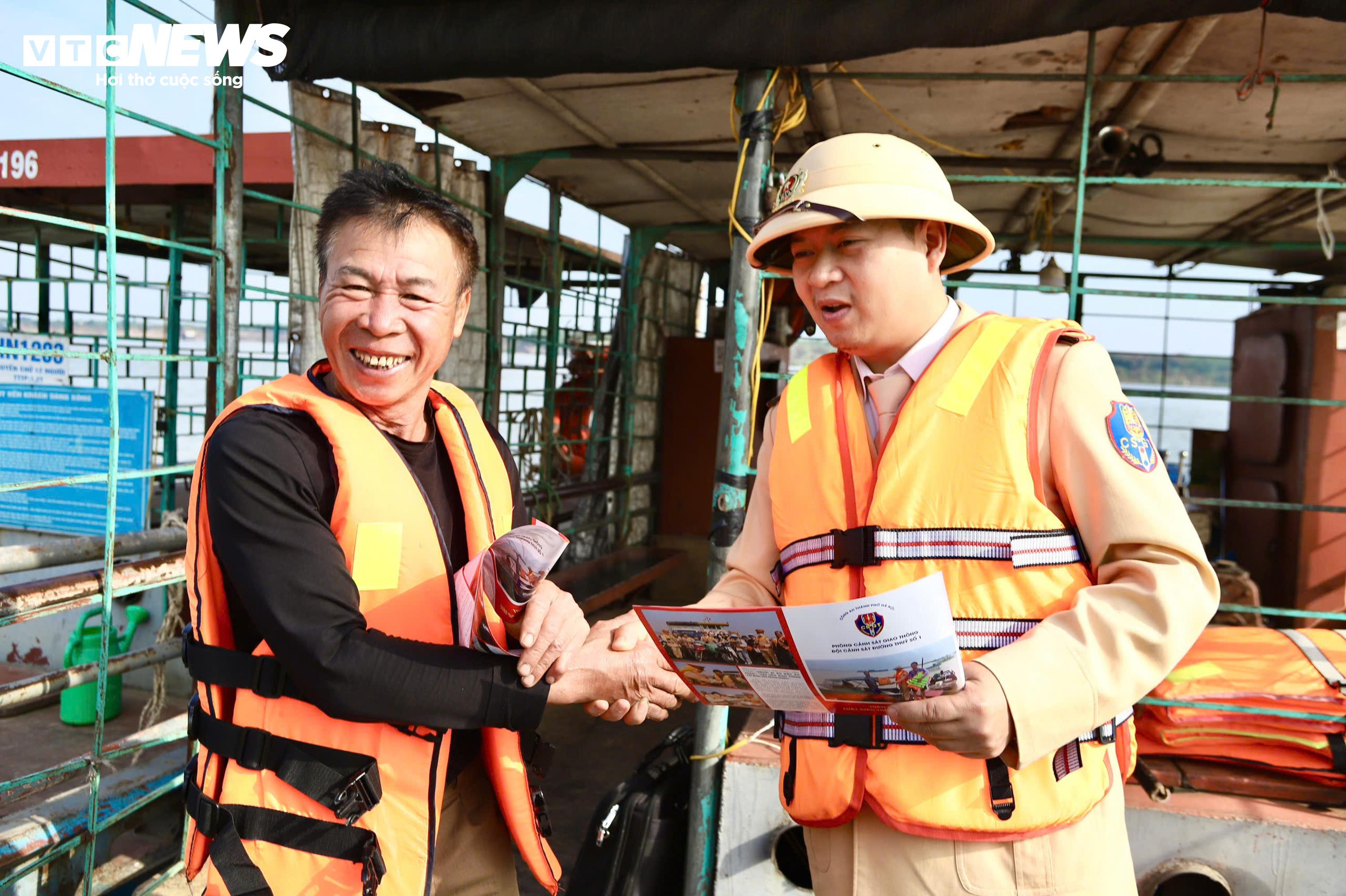 CSGT điều tiết tàu thuyền qua khu vực thi công 3 cây cầu vượt sông Hồng - 8