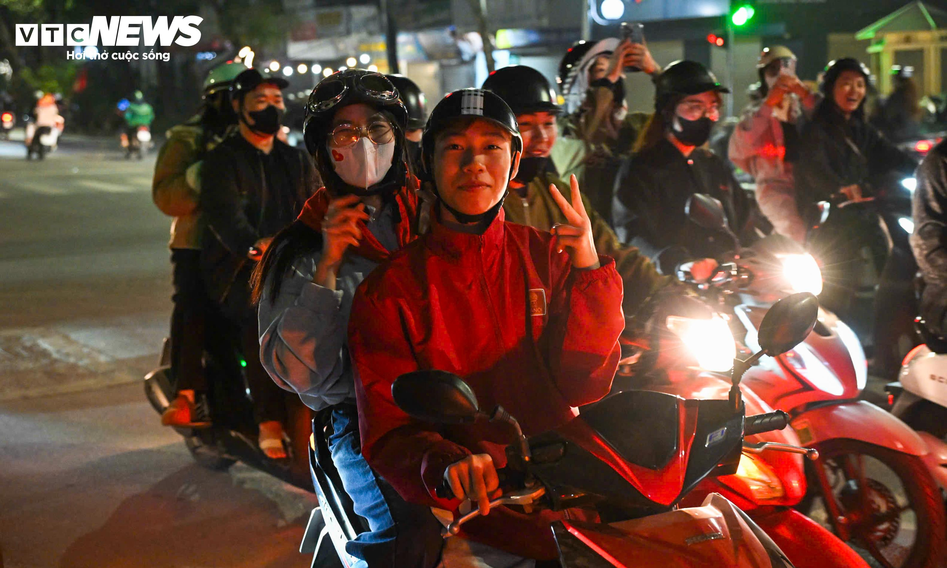 Mừng U22 Việt Nam vô địch, ngàn người 'đi bão' vẫn chờ đèn đỏ đều tăm tắp - 10