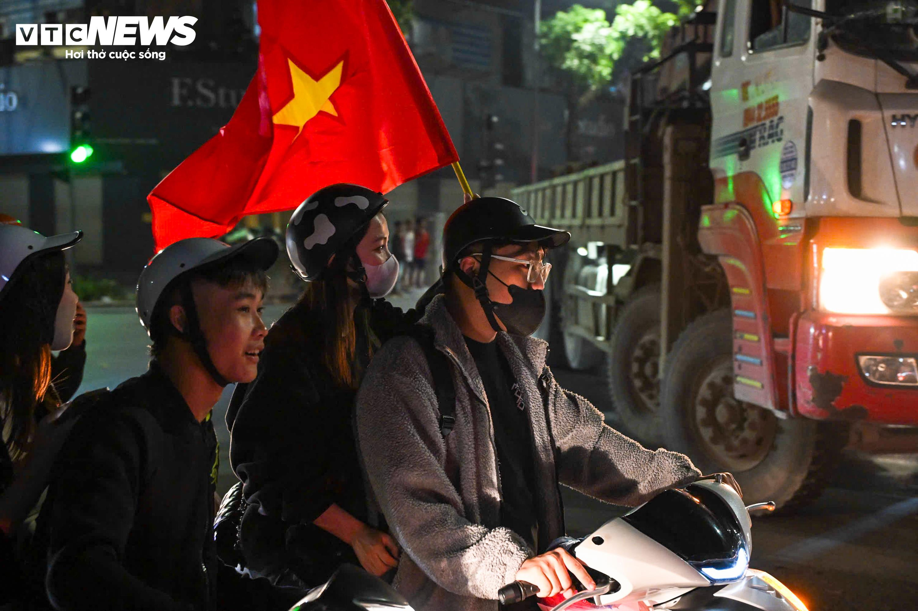 Mừng U22 Việt Nam vô địch, ngàn người 'đi bão' vẫn chờ đèn đỏ đều tăm tắp - 11