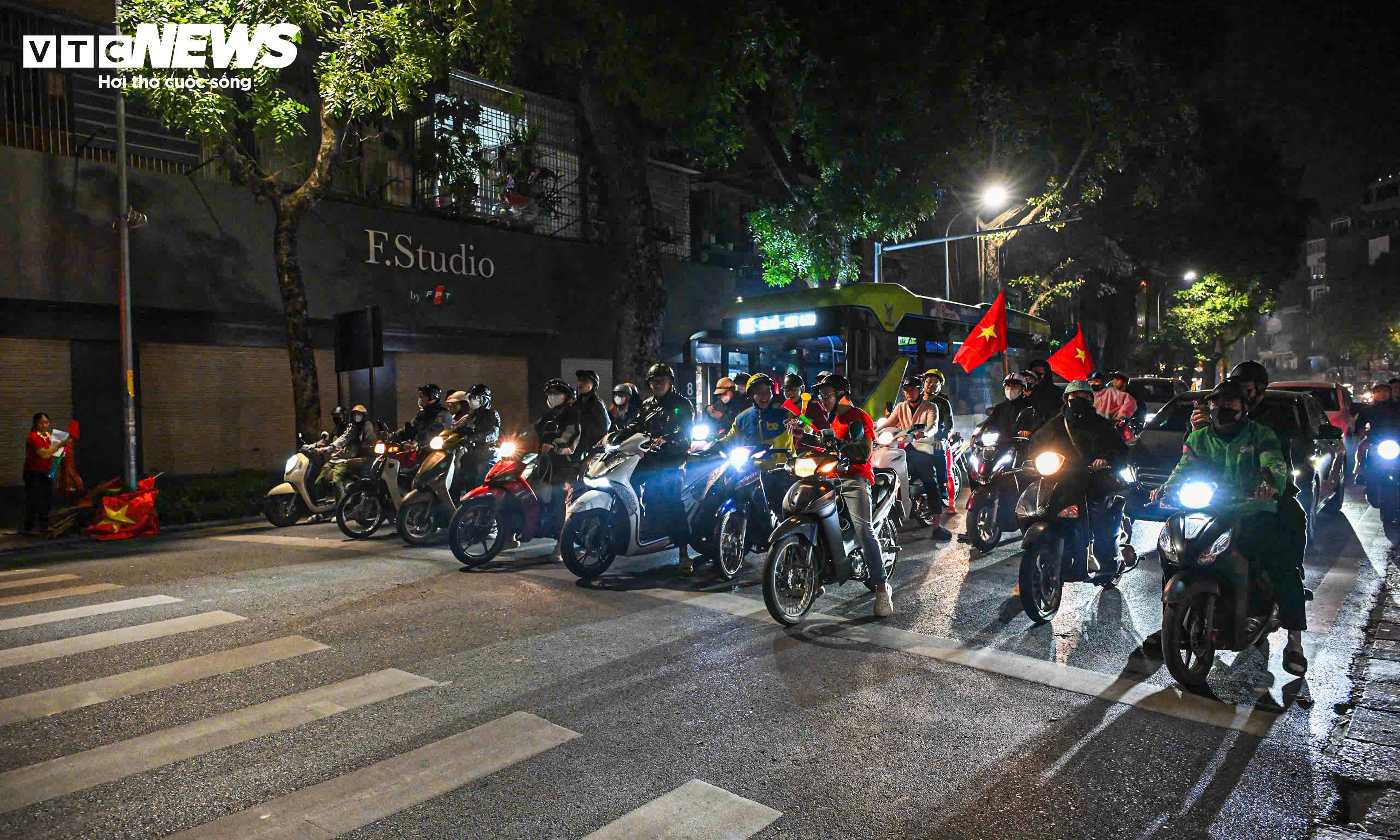 Mừng U22 Việt Nam vô địch, ngàn người 'đi bão' vẫn chờ đèn đỏ đều tăm tắp - 2