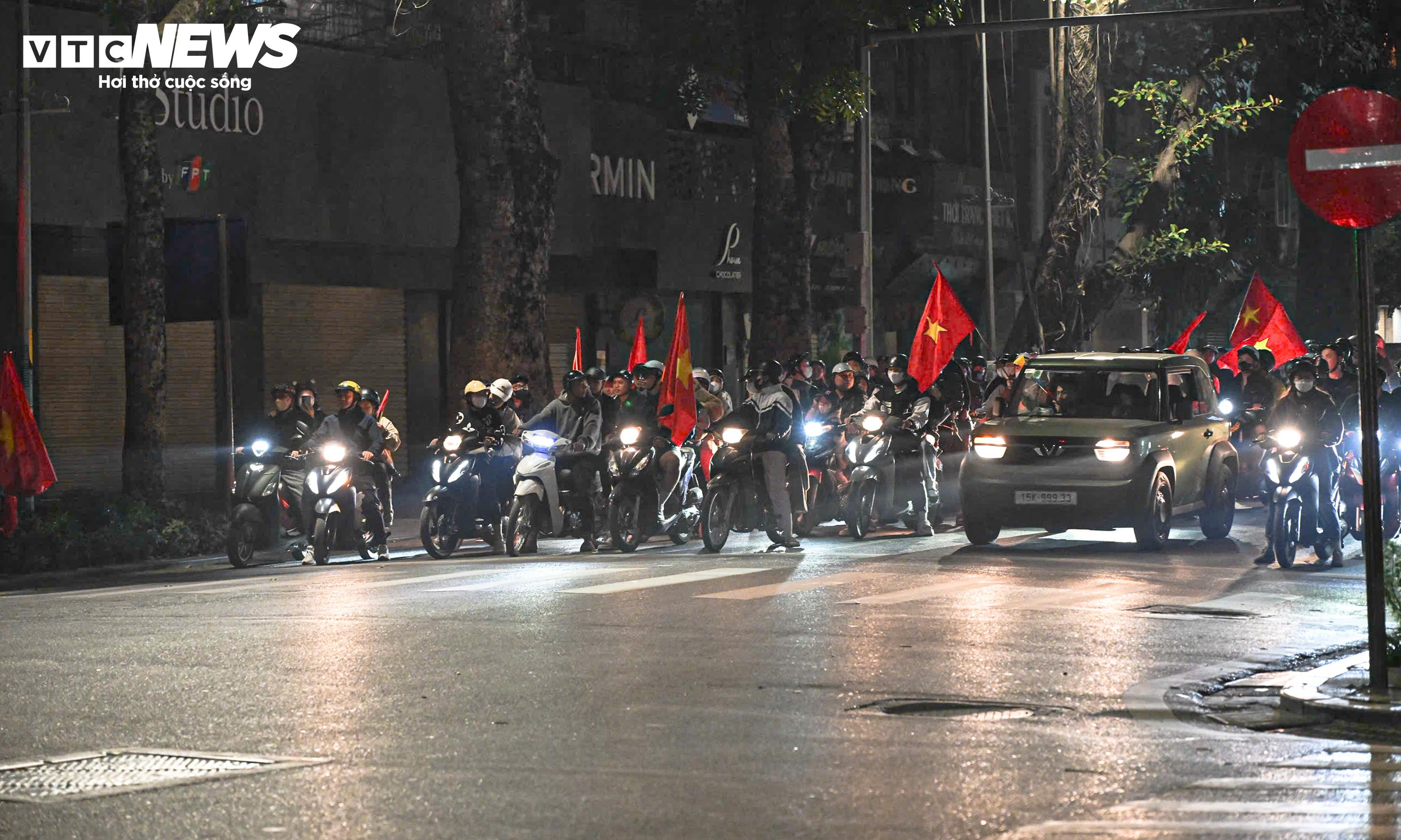 Mừng U22 Việt Nam vô địch, ngàn người 'đi bão' vẫn chờ đèn đỏ đều tăm tắp - 1