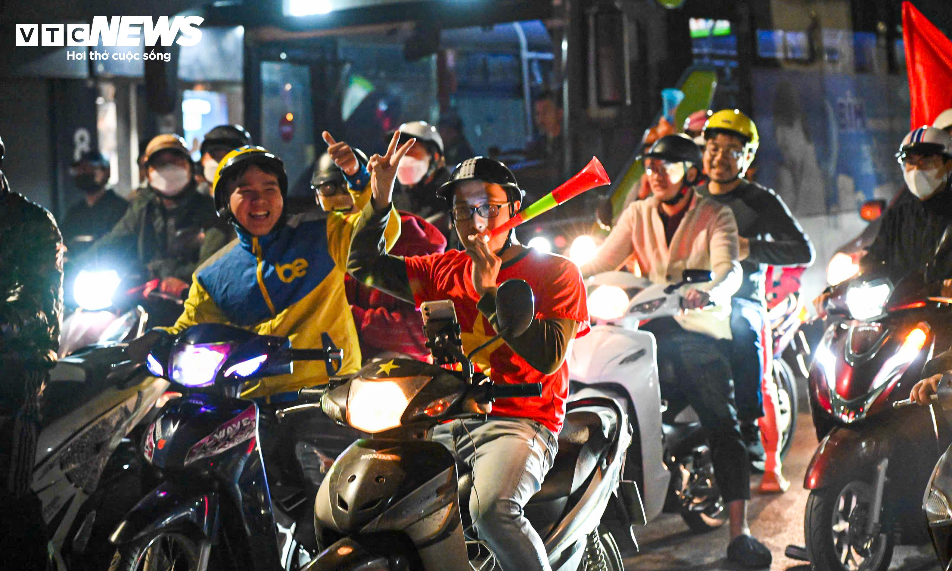 Mừng U22 Việt Nam vô địch, ngàn người 'đi bão' vẫn chờ đèn đỏ đều tăm tắp - 3