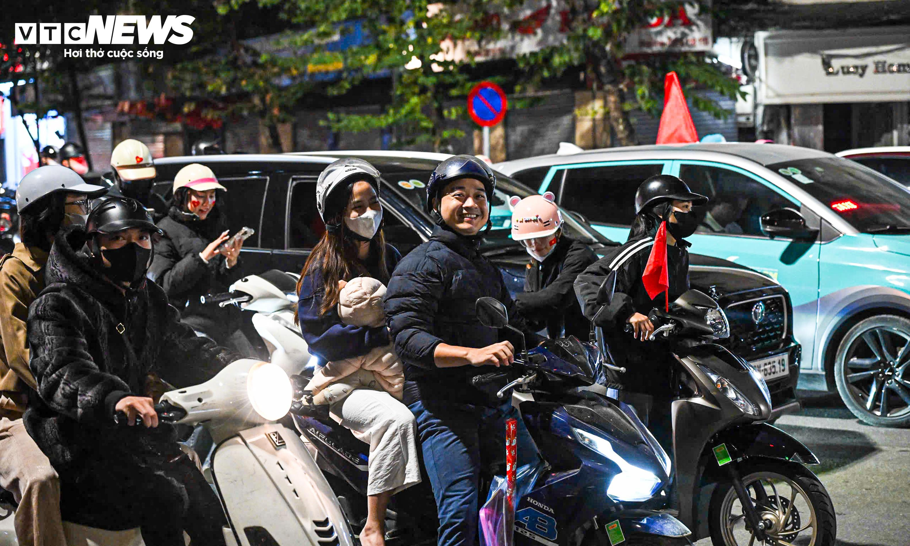 Mừng U22 Việt Nam vô địch, ngàn người 'đi bão' vẫn chờ đèn đỏ đều tăm tắp - 7