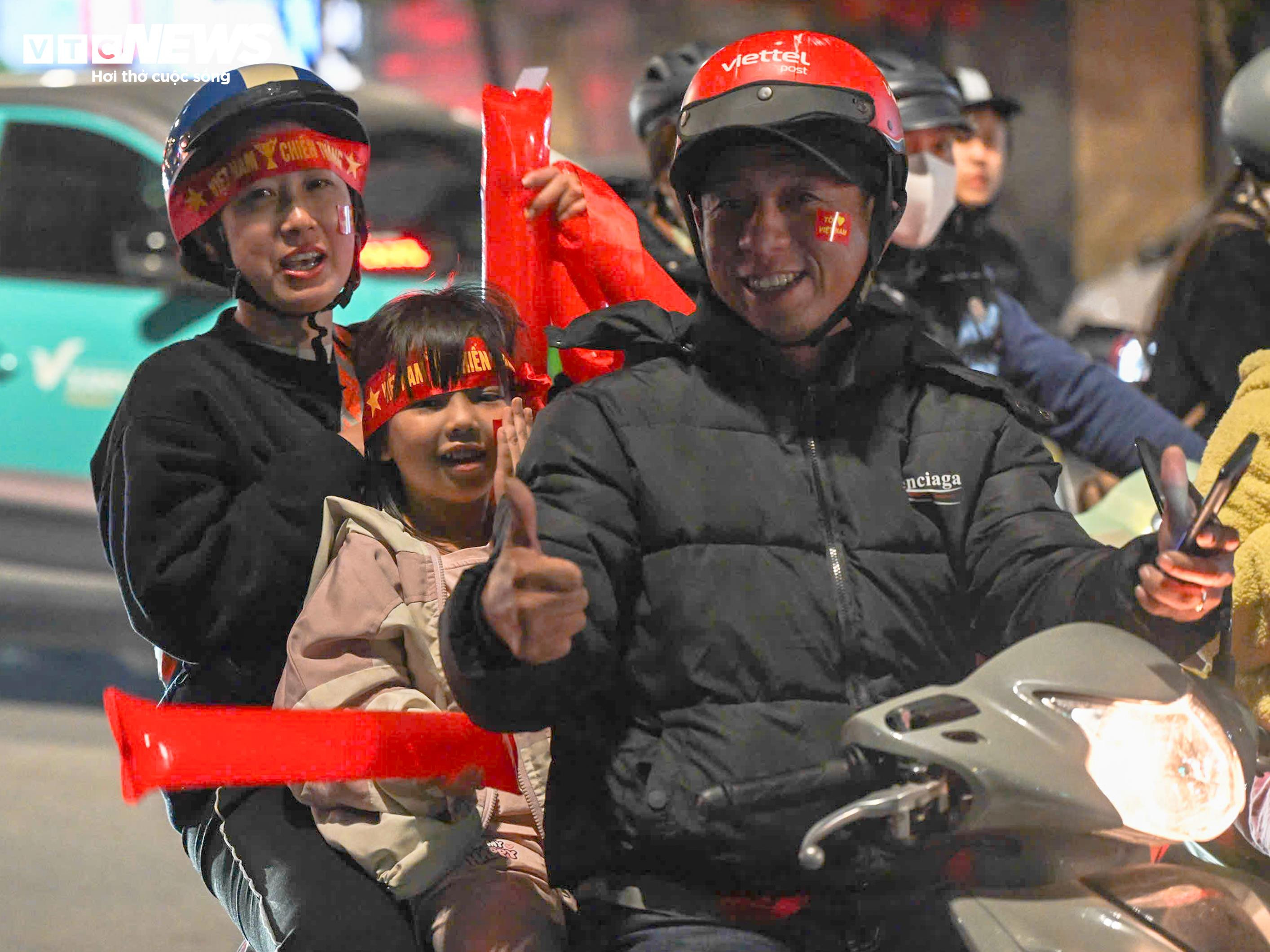 Mừng U22 Việt Nam vô địch, ngàn người 'đi bão' vẫn chờ đèn đỏ đều tăm tắp - 8