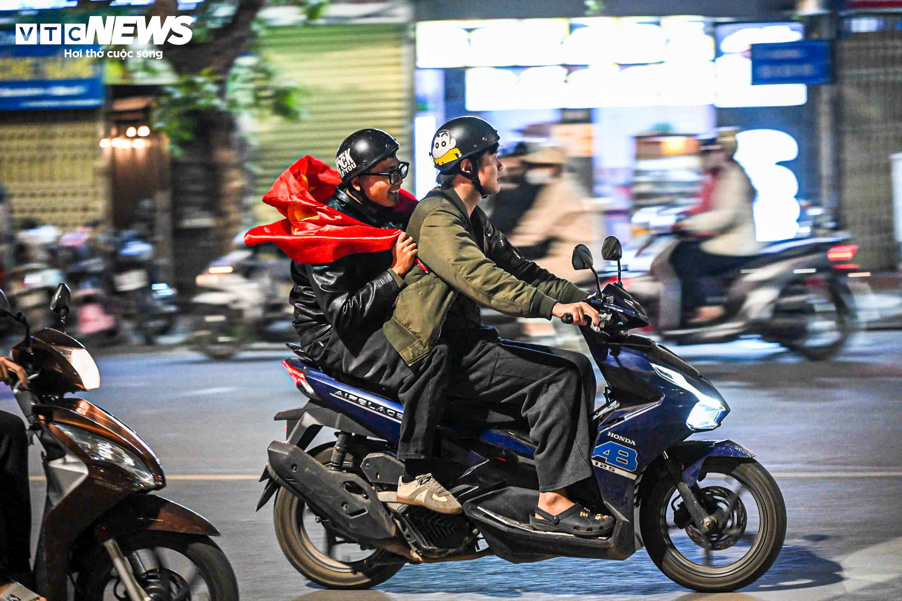 Mừng U22 Việt Nam vô địch, ngàn người 'đi bão' vẫn chờ đèn đỏ đều tăm tắp - 6