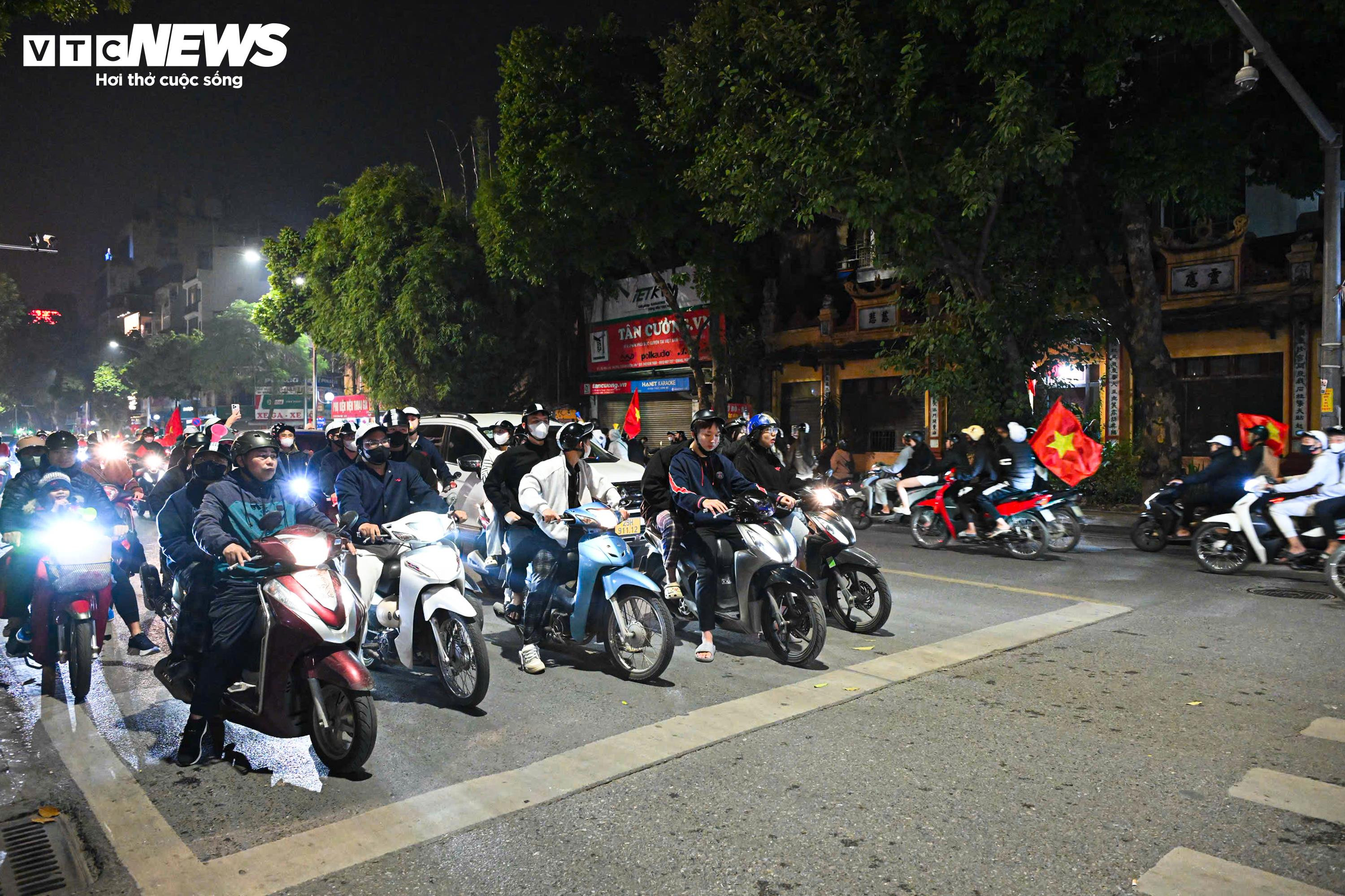 Mừng U22 Việt Nam vô địch, ngàn người 'đi bão' vẫn chờ đèn đỏ đều tăm tắp - 5