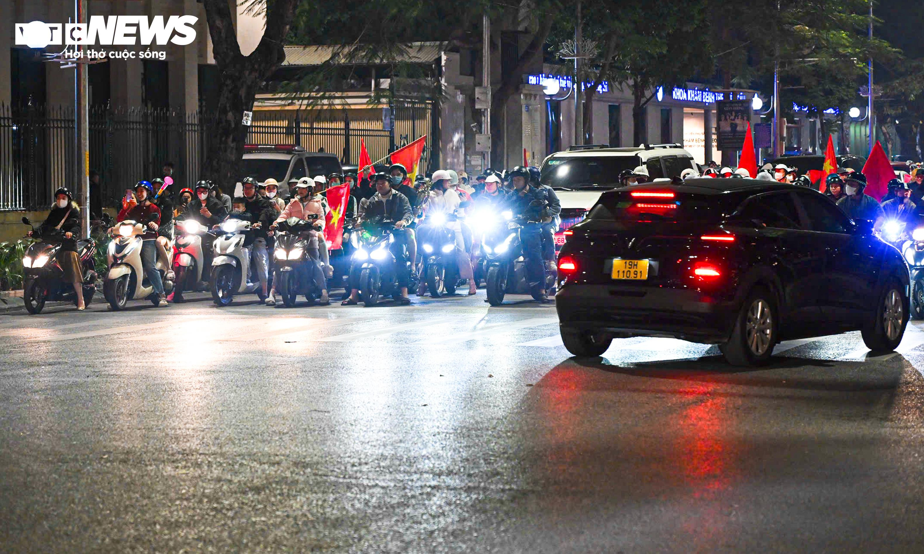 Mừng U22 Việt Nam vô địch, ngàn người 'đi bão' vẫn chờ đèn đỏ đều tăm tắp - 4