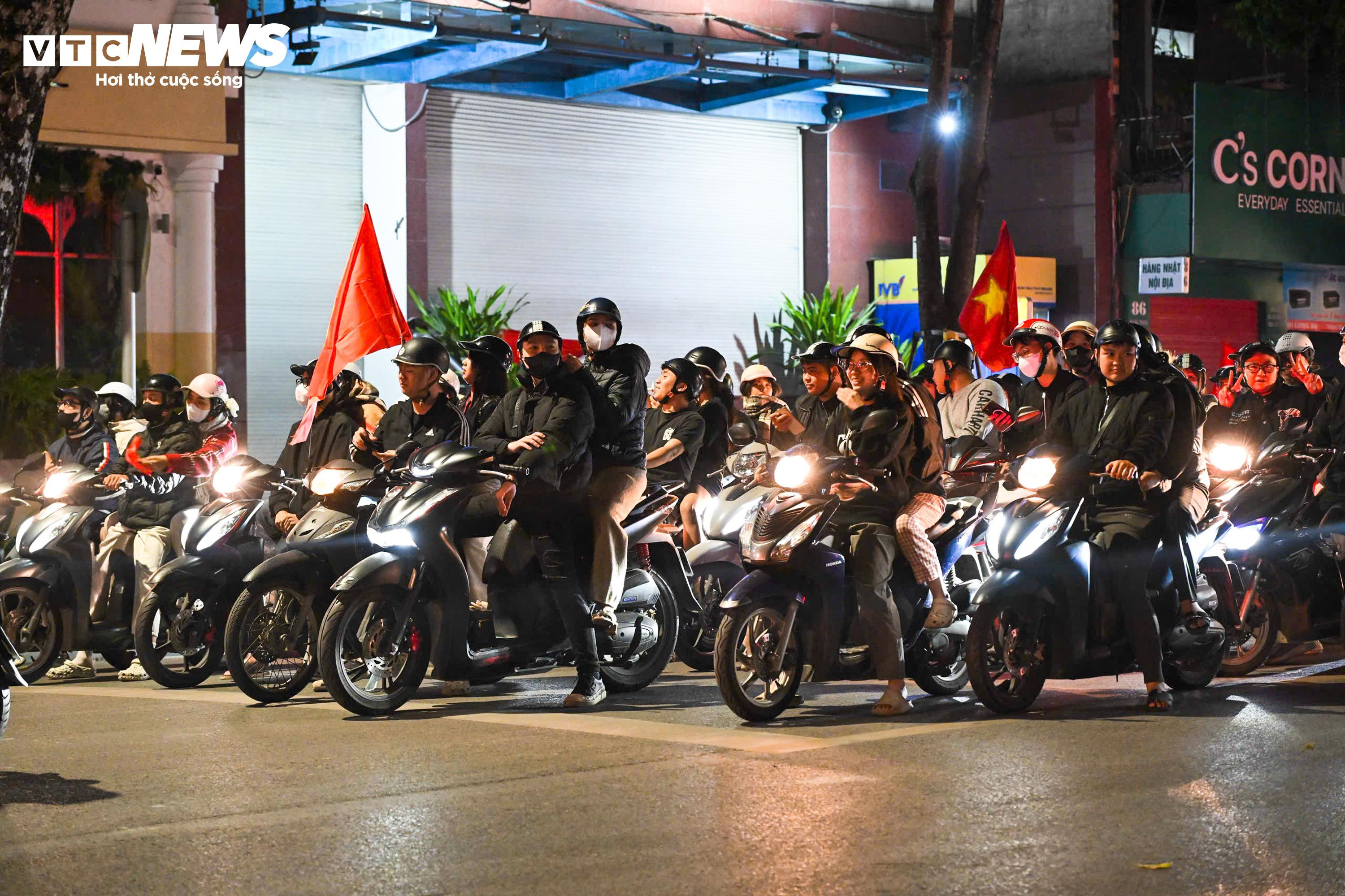 Mừng U22 Việt Nam vô địch, ngàn người 'đi bão' vẫn chờ đèn đỏ đều tăm tắp - 9