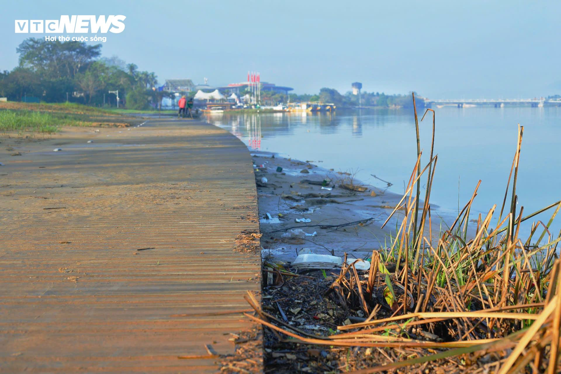 Đường lát gỗ lim siêu sang ở Huế vẫn ngập trong bùn đất sau đợt mưa lũ lịch sử - 4