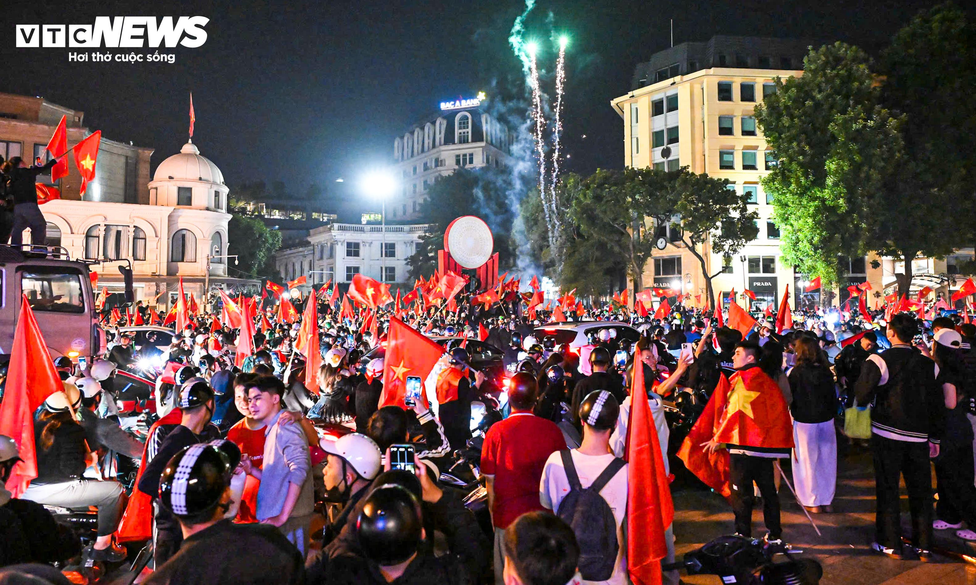 CĐV nhí theo chân bố mẹ xuống phố, chung niềm vui chiến thắng của U22 Việt Nam - 1