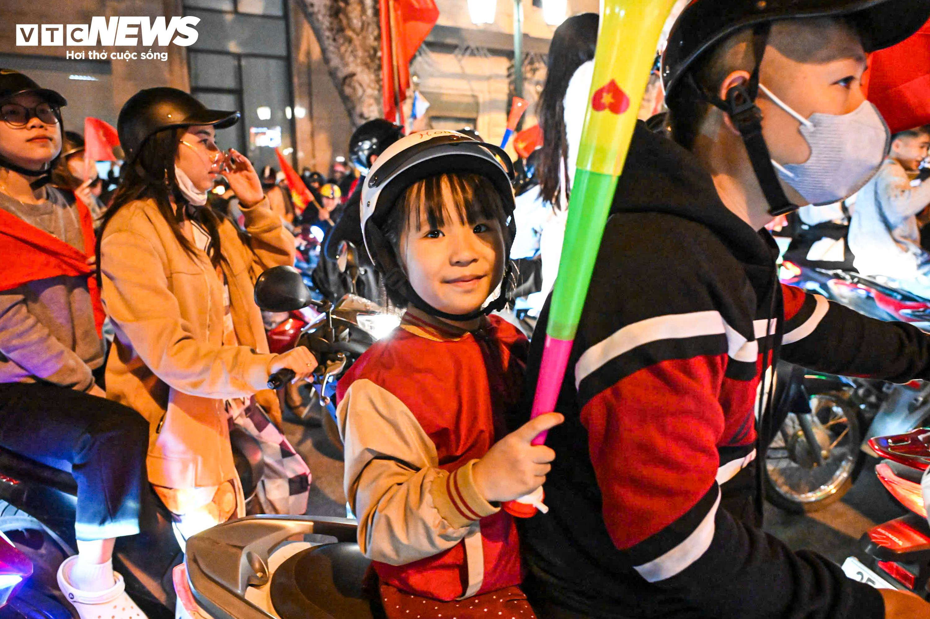 CĐV nhí theo chân bố mẹ xuống phố, chung niềm vui chiến thắng của U22 Việt Nam - 4