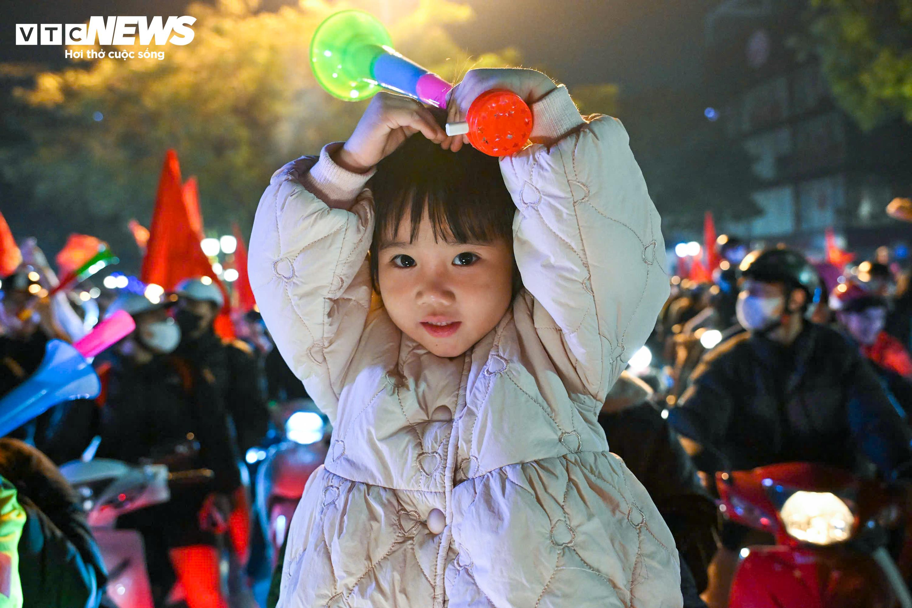 CĐV nhí theo chân bố mẹ xuống phố, chung niềm vui chiến thắng của U22 Việt Nam - 6