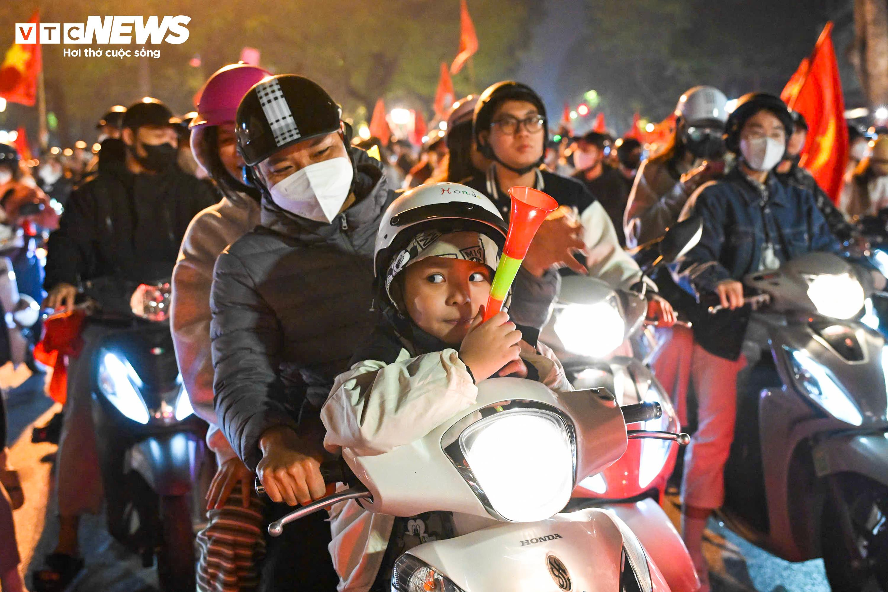 CĐV nhí theo chân bố mẹ xuống phố, chung niềm vui chiến thắng của U22 Việt Nam - 7