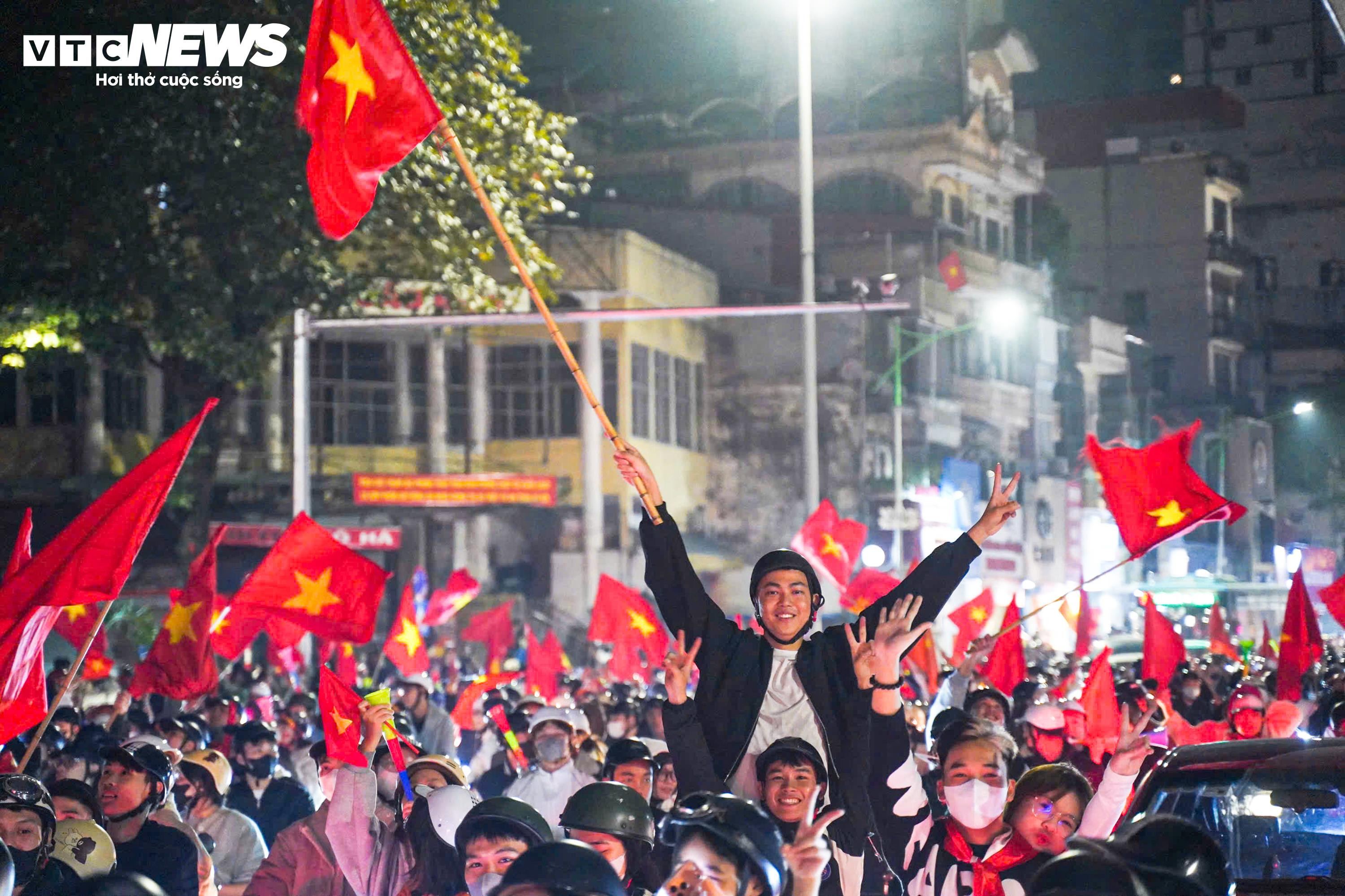 CĐV nhí theo chân bố mẹ xuống phố, chung niềm vui chiến thắng của U22 Việt Nam - 14