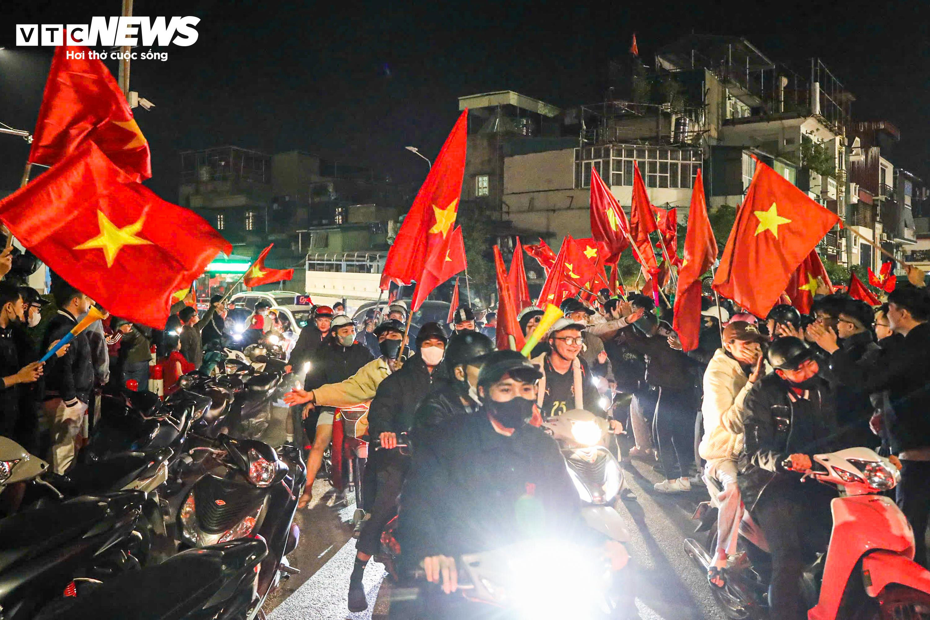 CĐV nhí theo chân bố mẹ xuống phố, chung niềm vui chiến thắng của U22 Việt Nam - 9