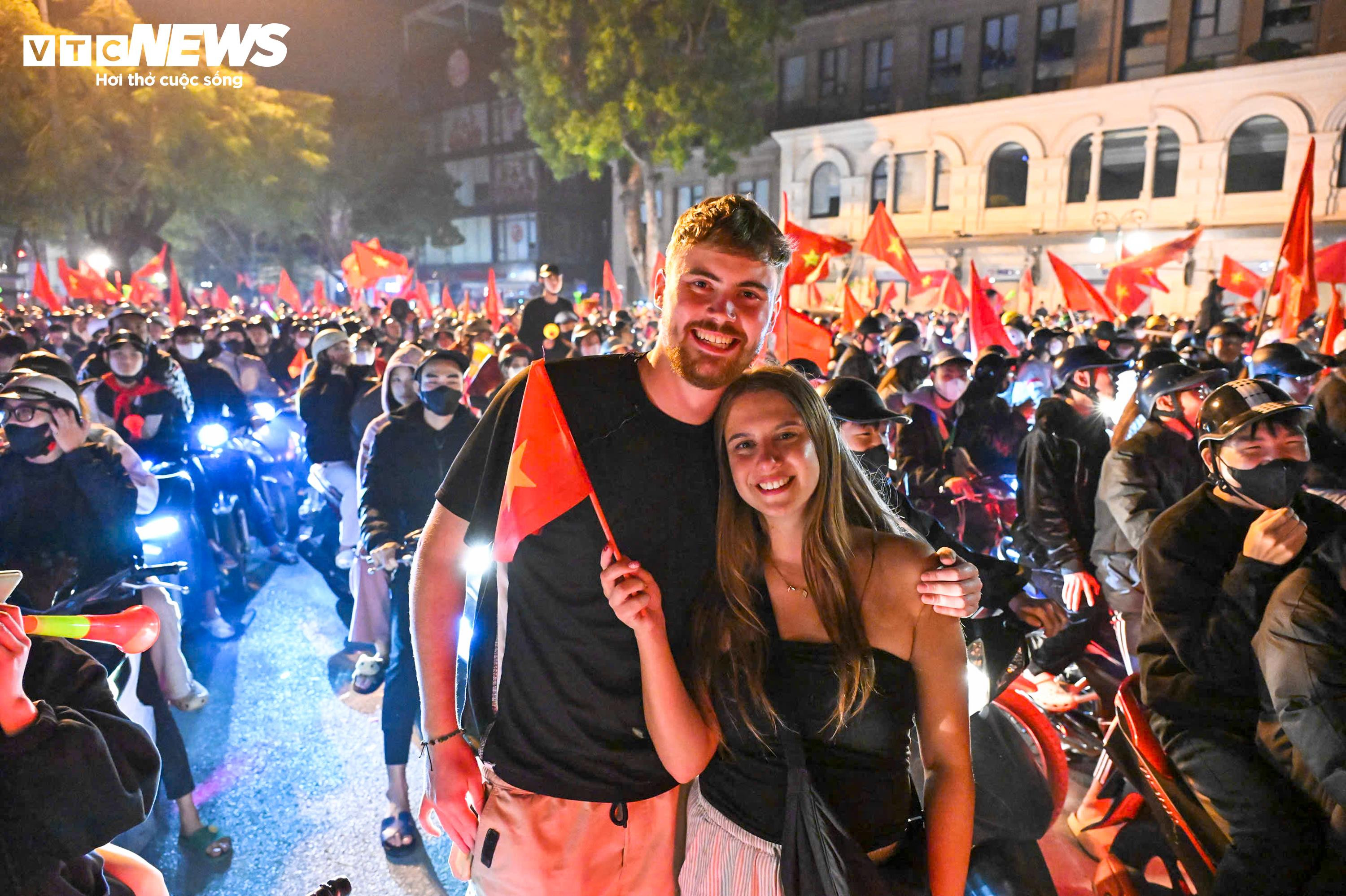 CĐV nhí theo chân bố mẹ xuống phố, chung niềm vui chiến thắng của U22 Việt Nam - 10