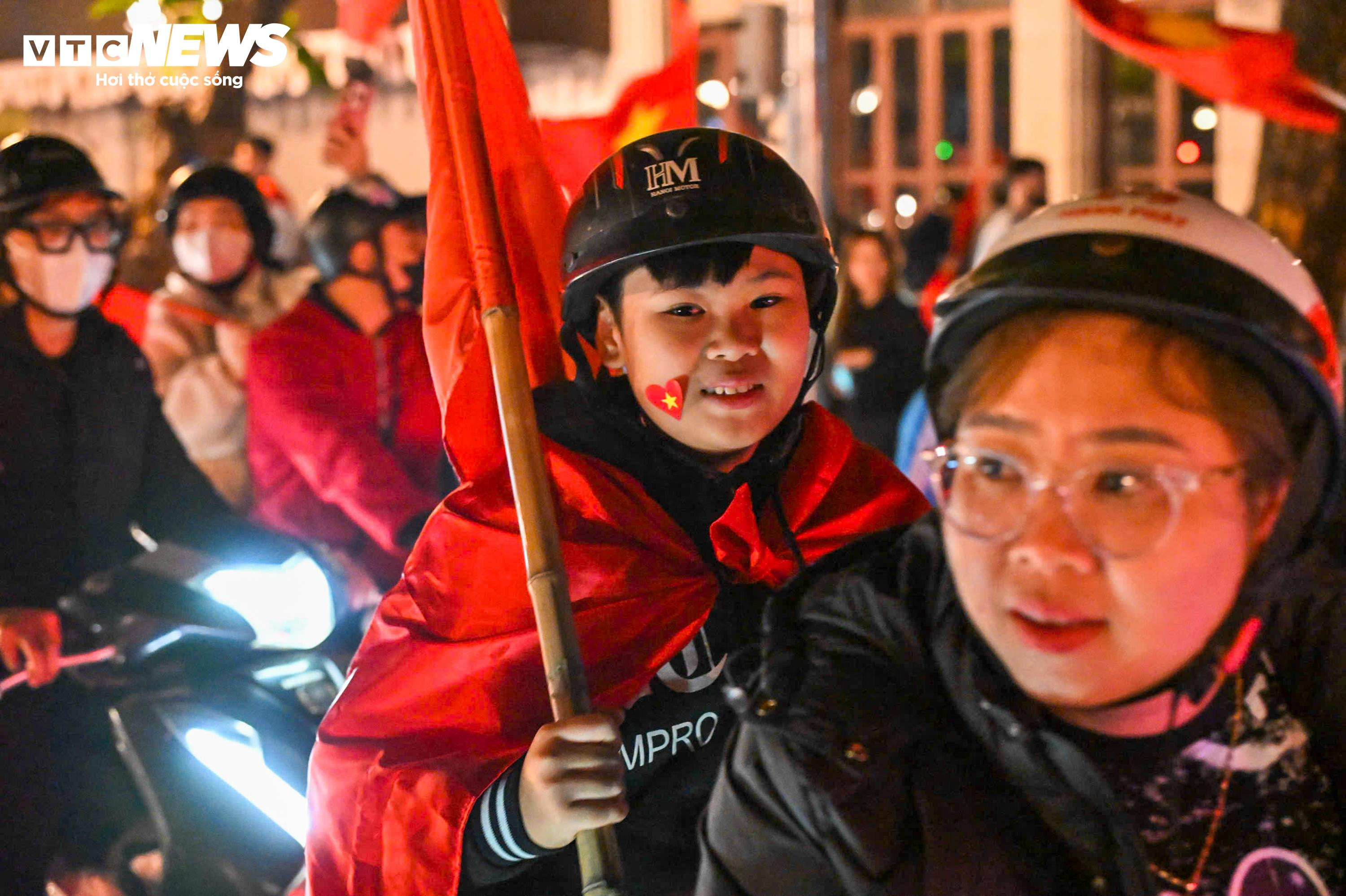CĐV nhí theo chân bố mẹ xuống phố, chung niềm vui chiến thắng của U22 Việt Nam - 5