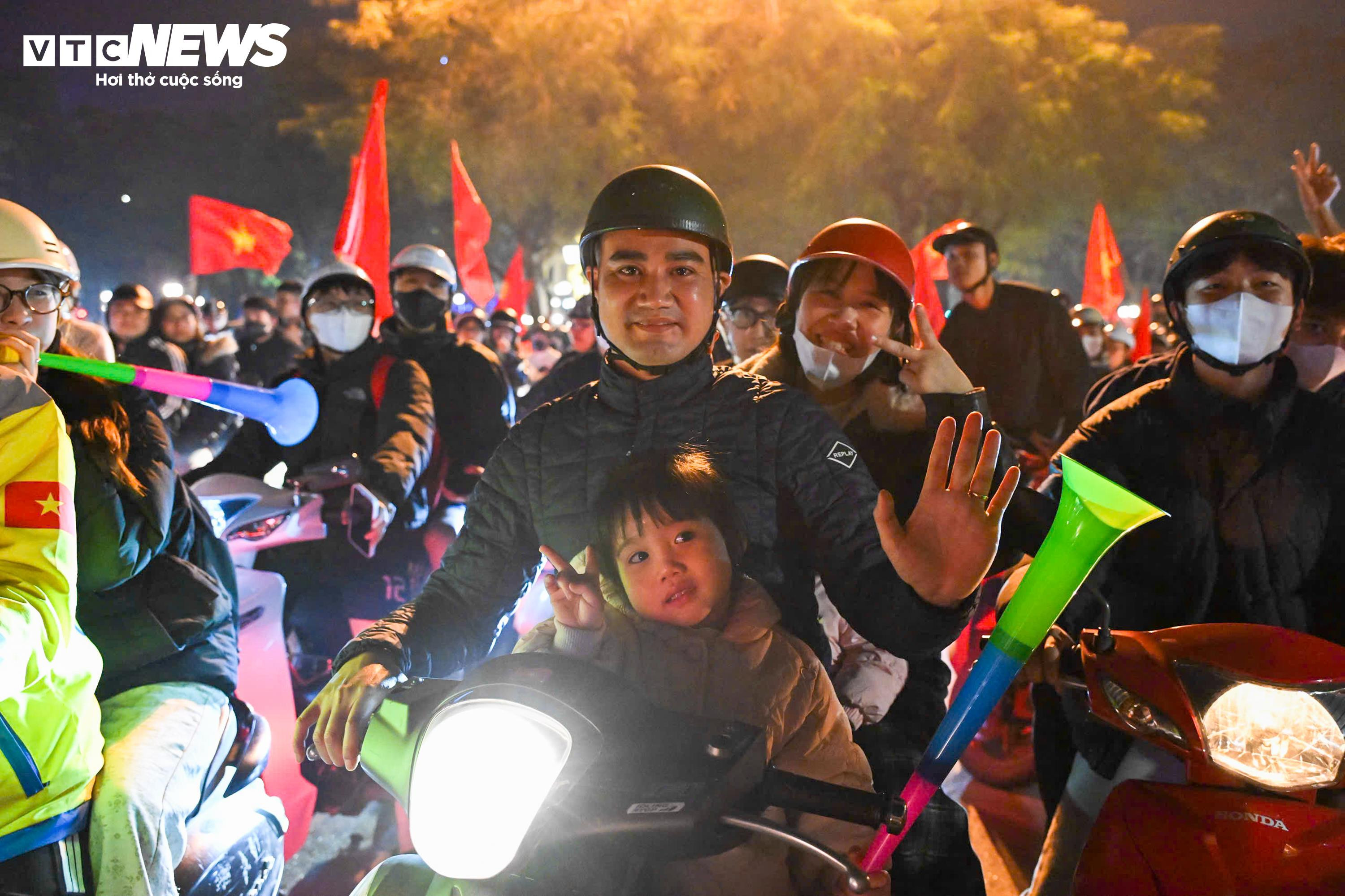 CĐV nhí theo chân bố mẹ xuống phố, chung niềm vui chiến thắng của U22 Việt Nam - 8